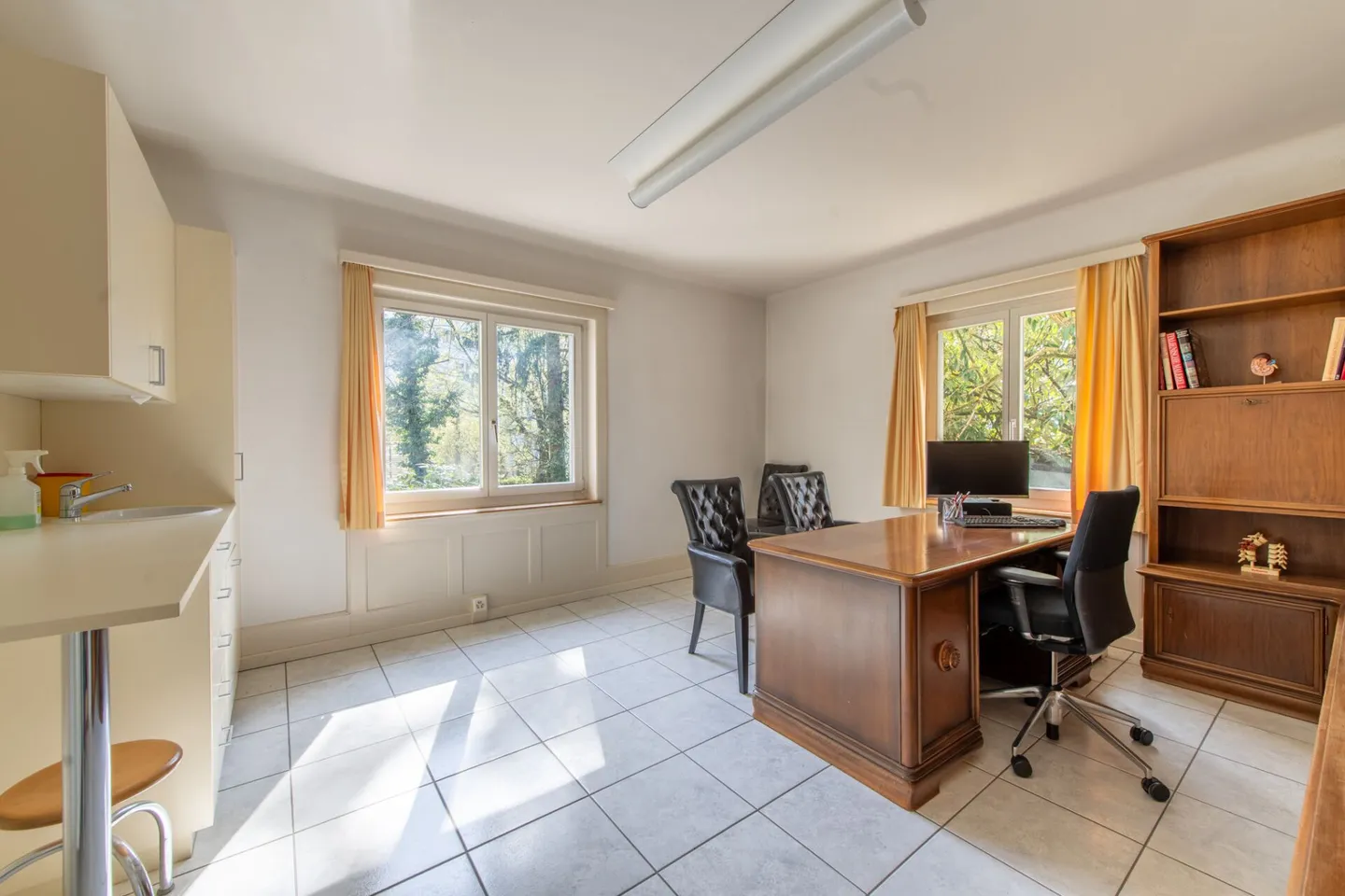 Representative office or practice space with flexible usage potential - Photo 9 of 22