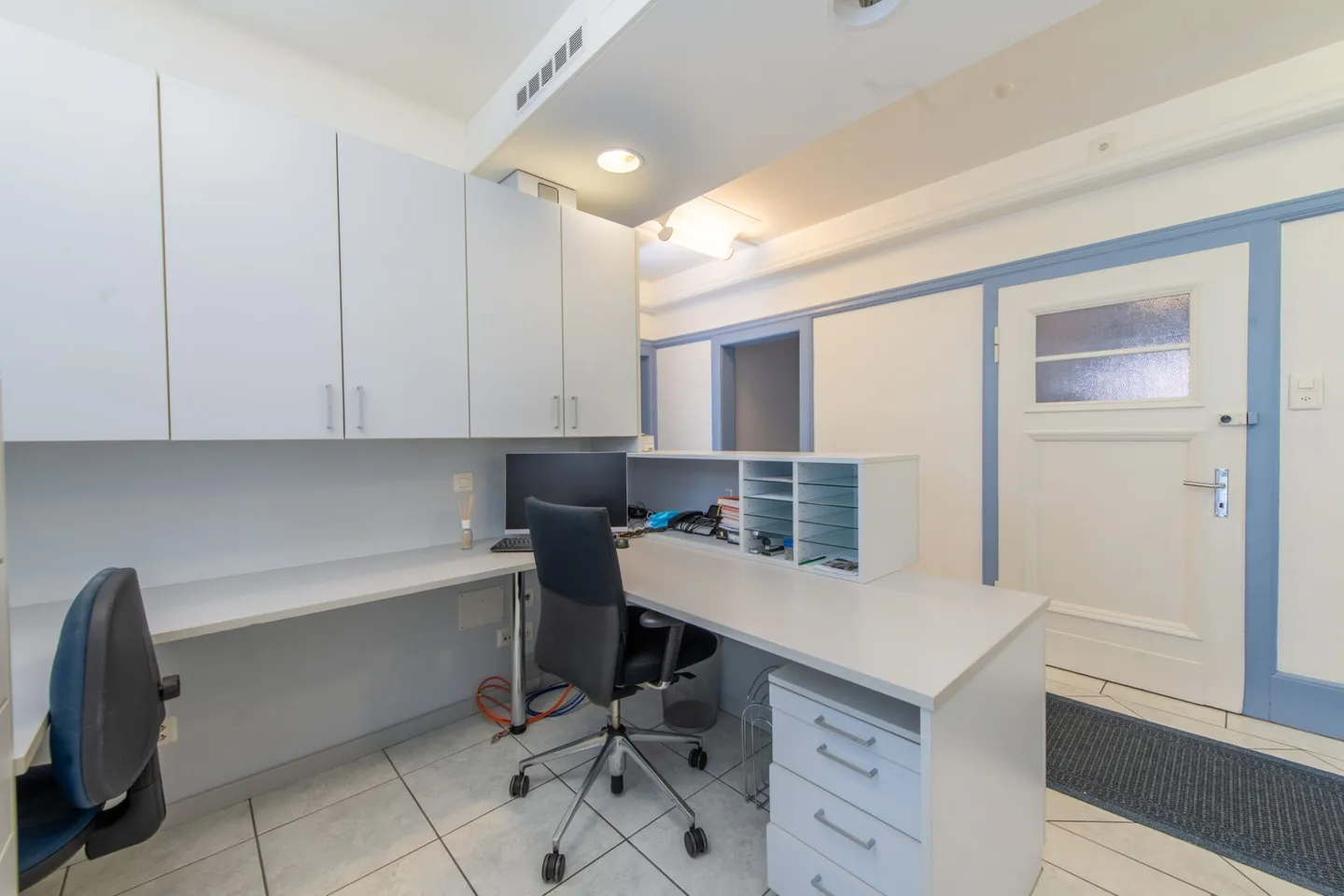 Representative office or practice space with flexible usage potential - Photo 3 of 22