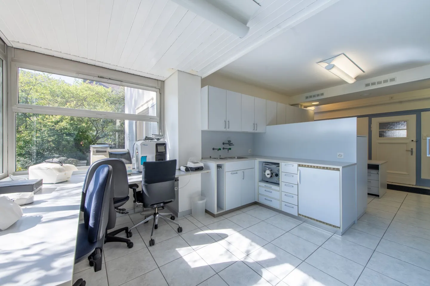Representative office or practice space with flexible usage potential - Photo 4 of 22
