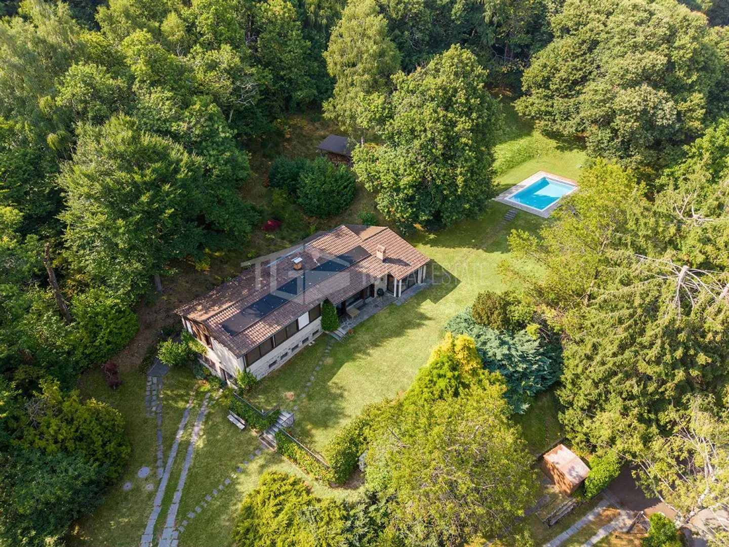 VILLA COMPLÈTEMENT RÉNOVÉE AVEC PARC, PISCINE PANORAMIQUE ET VUE SUR LE LAC - Photo 1 sur 22