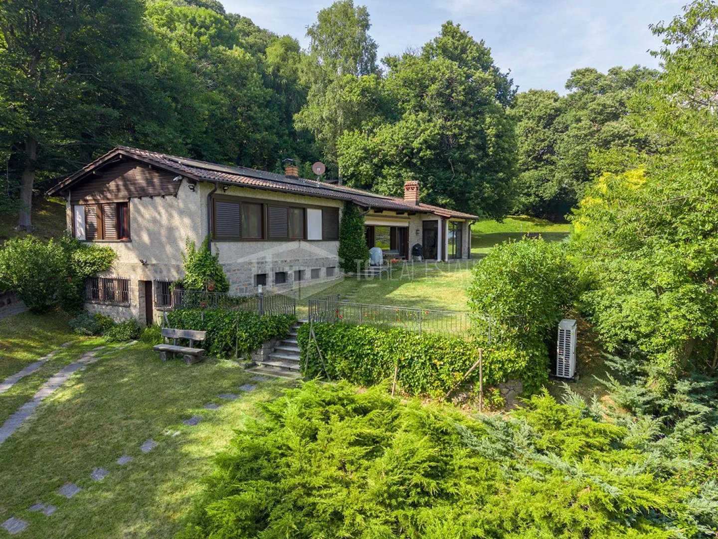 VILLA COMPLÈTEMENT RÉNOVÉE AVEC PARC, PISCINE PANORAMIQUE ET VUE SUR LE LAC - Photo 2 sur 22