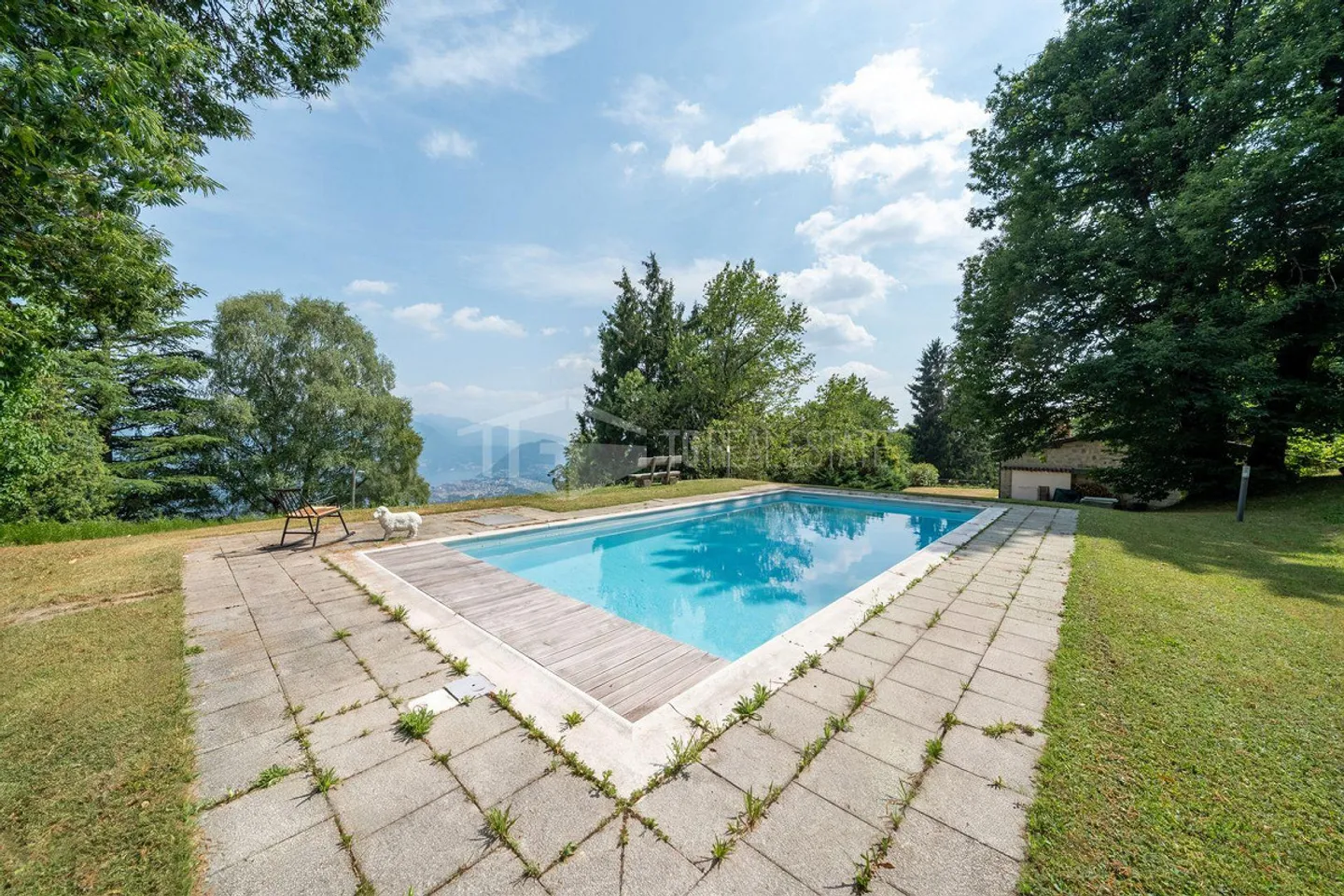 VILLA COMPLÈTEMENT RÉNOVÉE AVEC PARC, PISCINE PANORAMIQUE ET VUE SUR LE LAC - Photo 3 sur 22