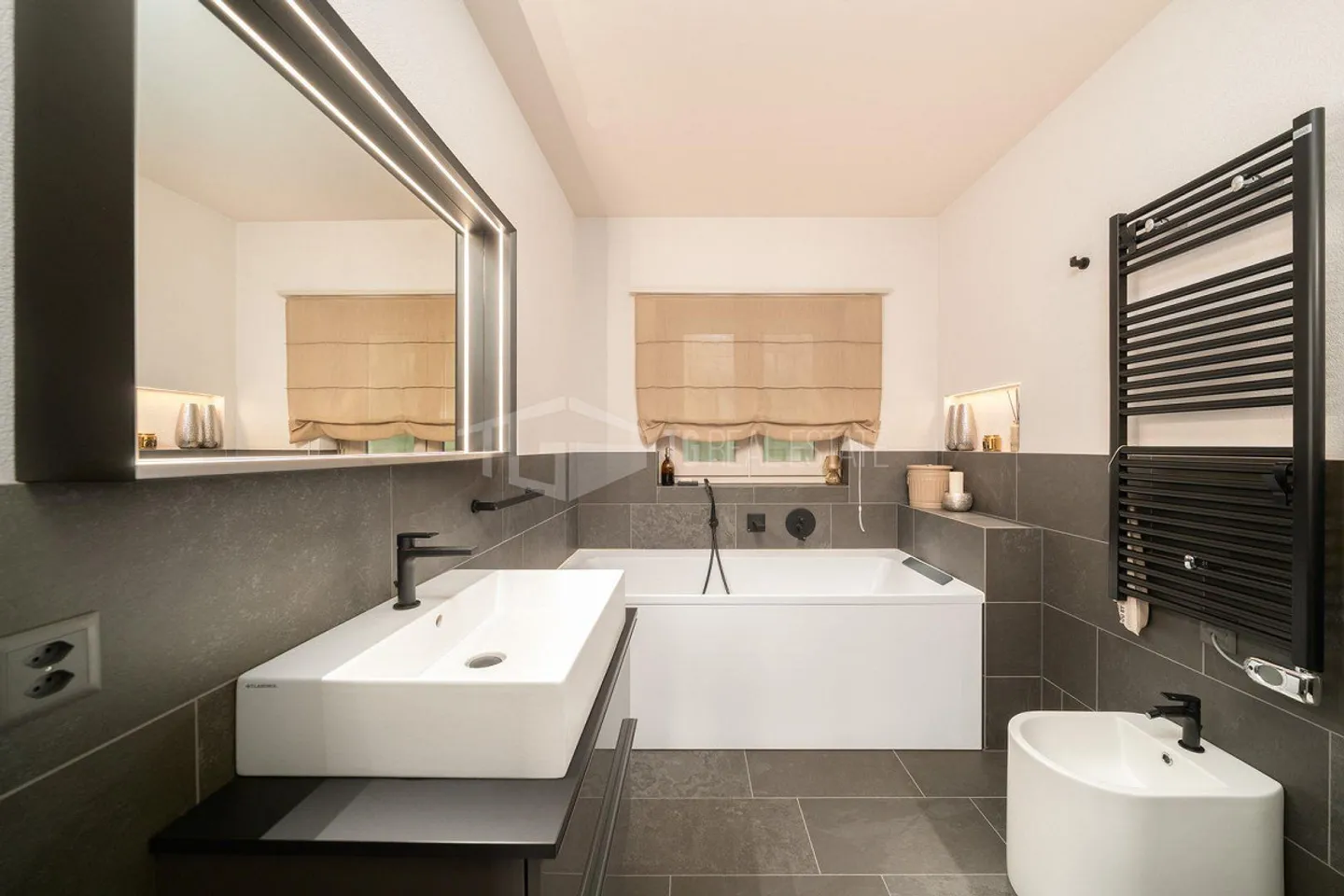 VILLA COMPLÈTEMENT RÉNOVÉE AVEC PARC, PISCINE PANORAMIQUE ET VUE SUR LE LAC - Photo 14 sur 22