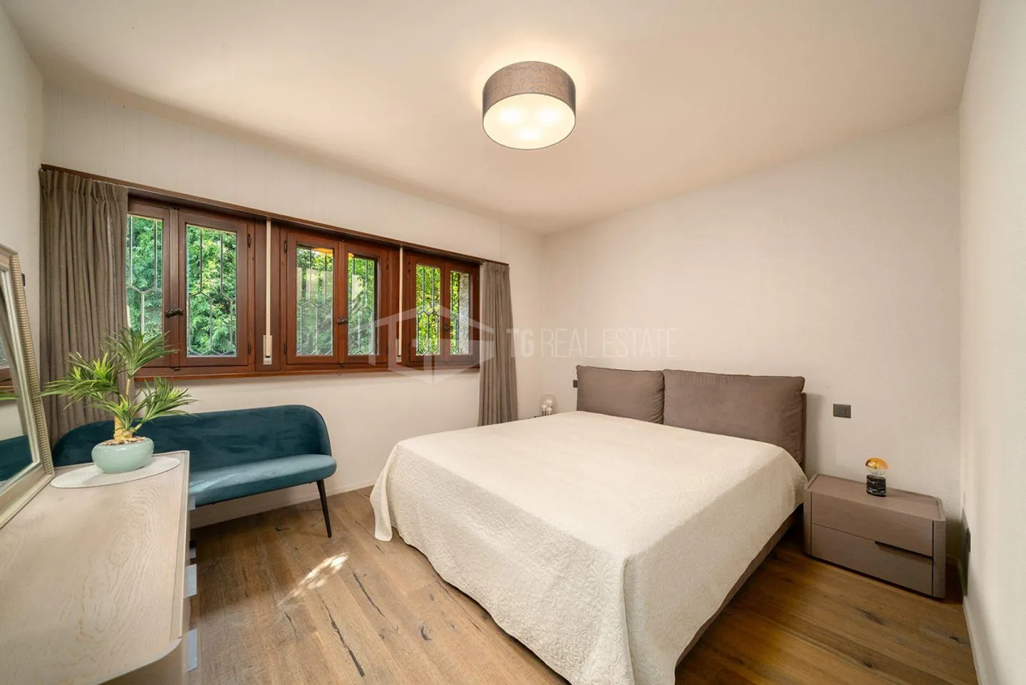 VILLA COMPLÈTEMENT RÉNOVÉE AVEC PARC, PISCINE PANORAMIQUE ET VUE SUR LE LAC - Photo 15 sur 22