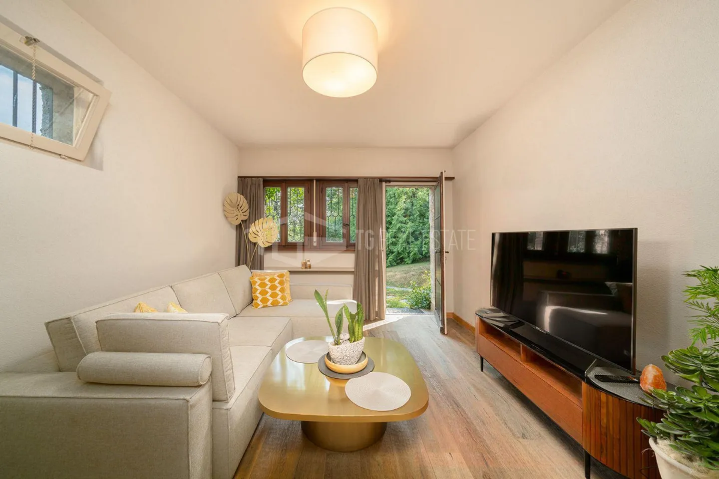 VILLA COMPLÈTEMENT RÉNOVÉE AVEC PARC, PISCINE PANORAMIQUE ET VUE SUR LE LAC - Photo 16 sur 22
