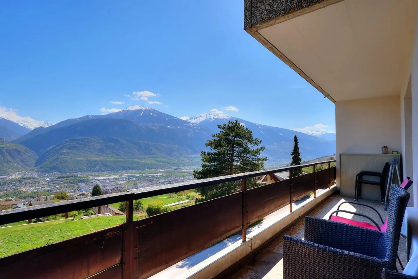 Spacious 4.5-room family apartment with panoramic views - Photo 1 of 10