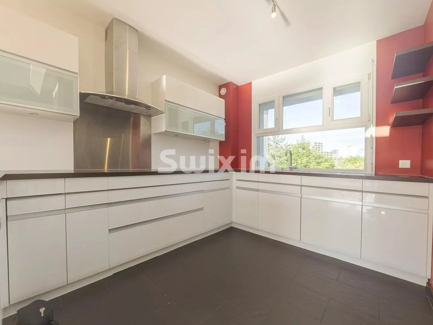Stunning Apartment in Plan-les-Ouates - Photo 2 of 9
