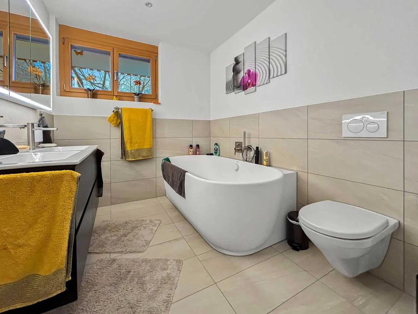 Modern Apartment with Stunning Views - Photo 9 of 12