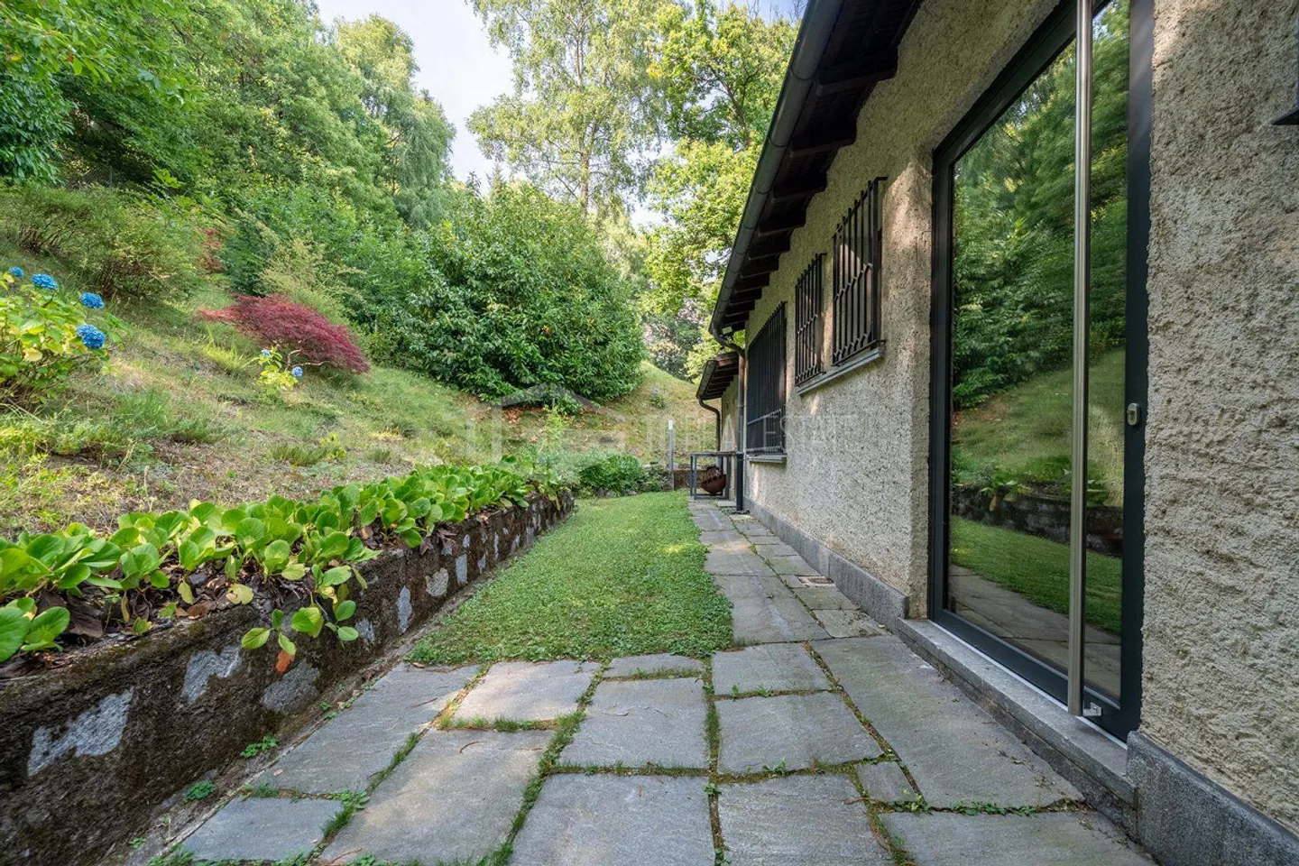 VILLA COMPLÈTEMENT RÉNOVÉE AVEC PARC, PISCINE PANORAMIQUE ET VUE SUR LE LAC - Photo 18 sur 22