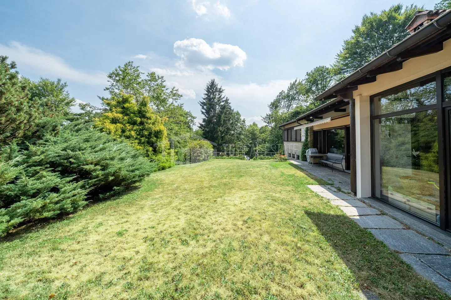 VILLA COMPLÈTEMENT RÉNOVÉE AVEC PARC, PISCINE PANORAMIQUE ET VUE SUR LE LAC - Photo 19 sur 22