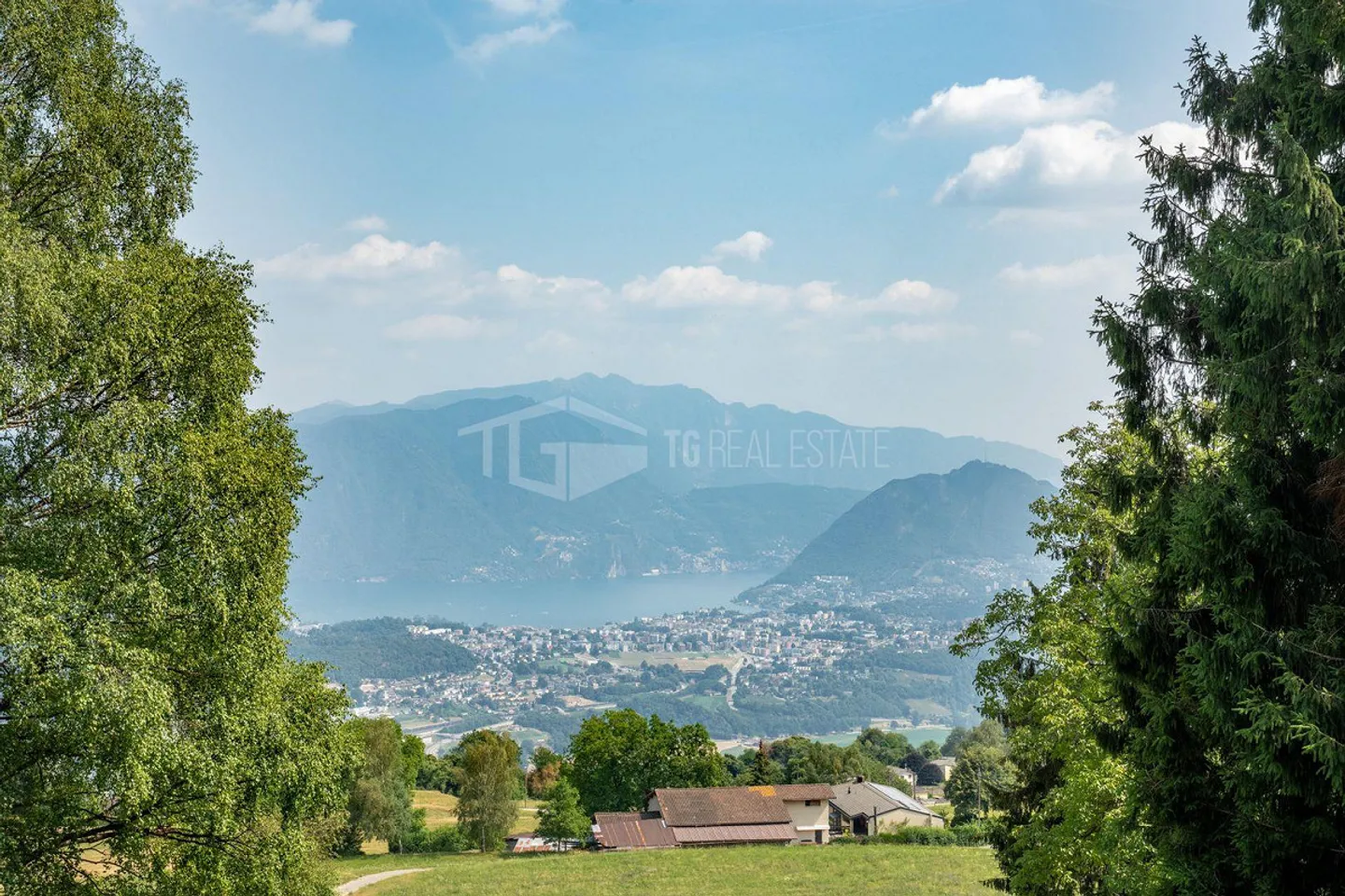 VILLA COMPLÈTEMENT RÉNOVÉE AVEC PARC, PISCINE PANORAMIQUE ET VUE SUR LE LAC - Photo 20 sur 22