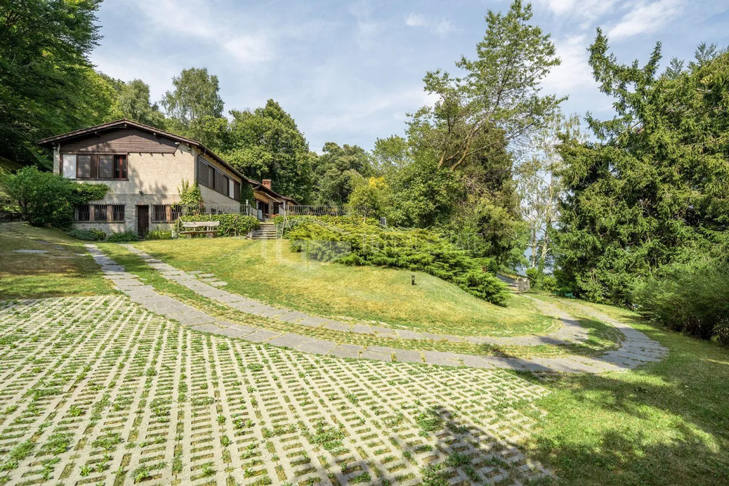 VILLA COMPLÈTEMENT RÉNOVÉE AVEC PARC, PISCINE PANORAMIQUE ET VUE SUR LE LAC - Photo 21 sur 22