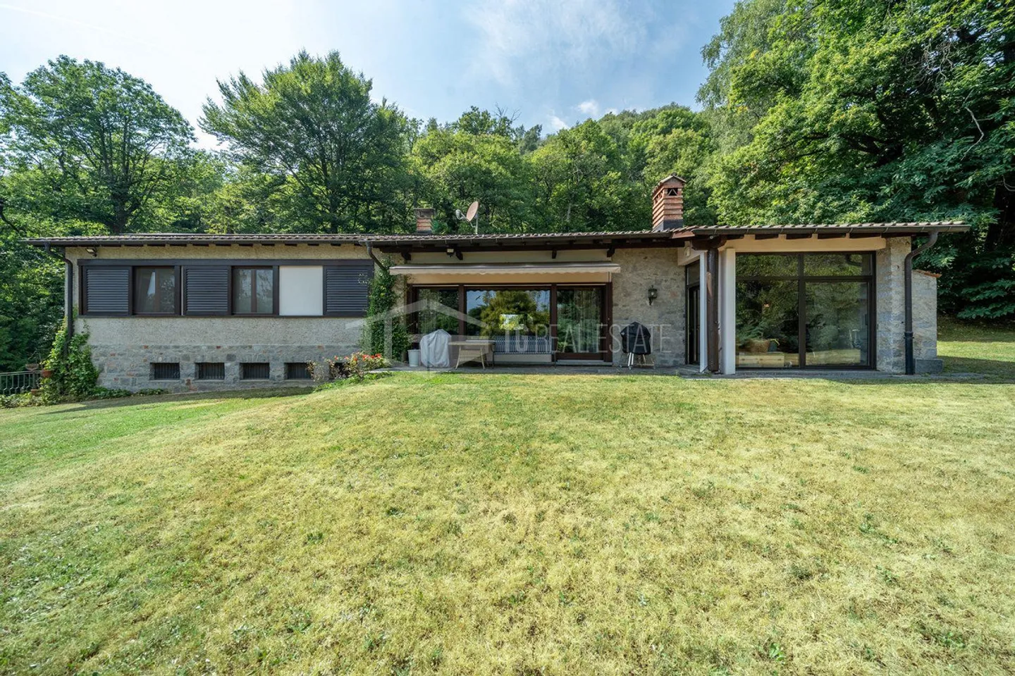 VILLA COMPLÈTEMENT RÉNOVÉE AVEC PARC, PISCINE PANORAMIQUE ET VUE SUR LE LAC - Photo 22 sur 22
