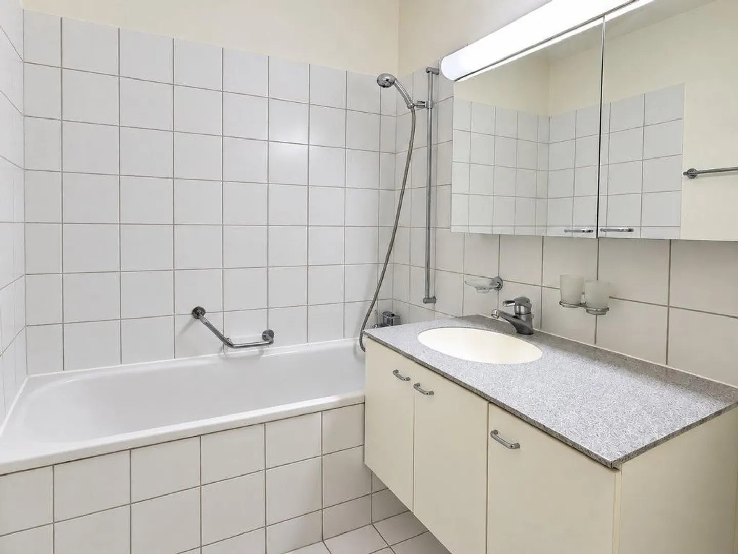 Appartamento 2,5 locali con balcone e buona connessione ai mezzi pubblici a Bienne - Foto 7 di 9