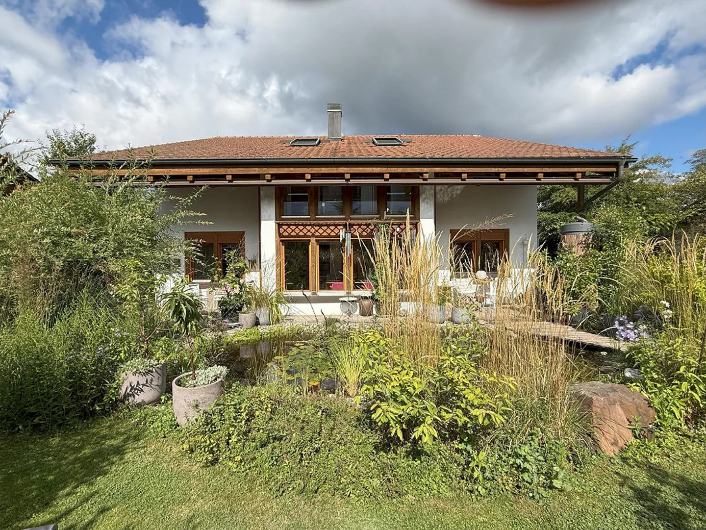 Ampia casa unifamiliare indipendente con meraviglioso giardino - Foto 1 di 17