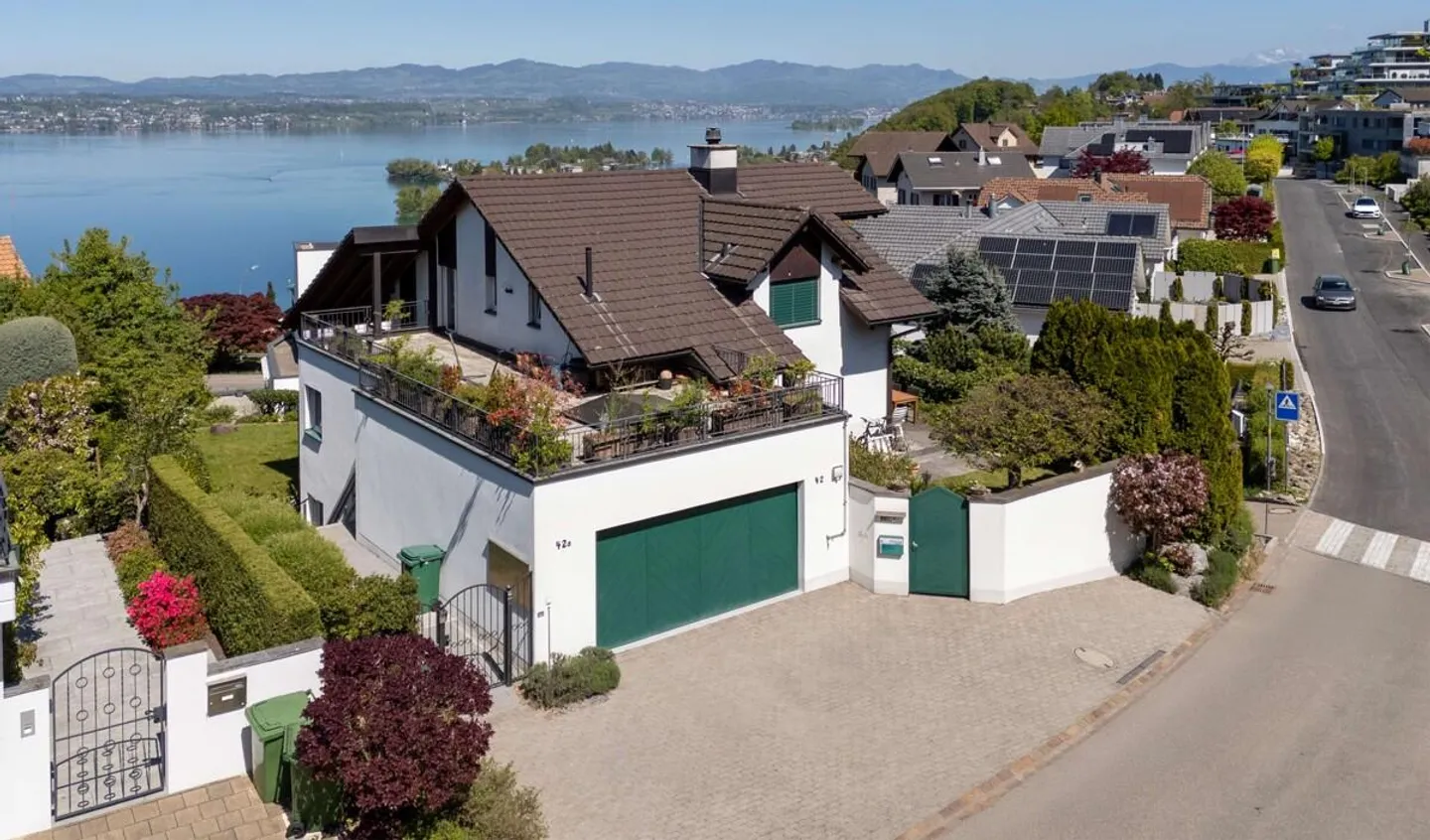 Wollerau: versatile two-family house in a sought-after location - Photo 1 of 5
