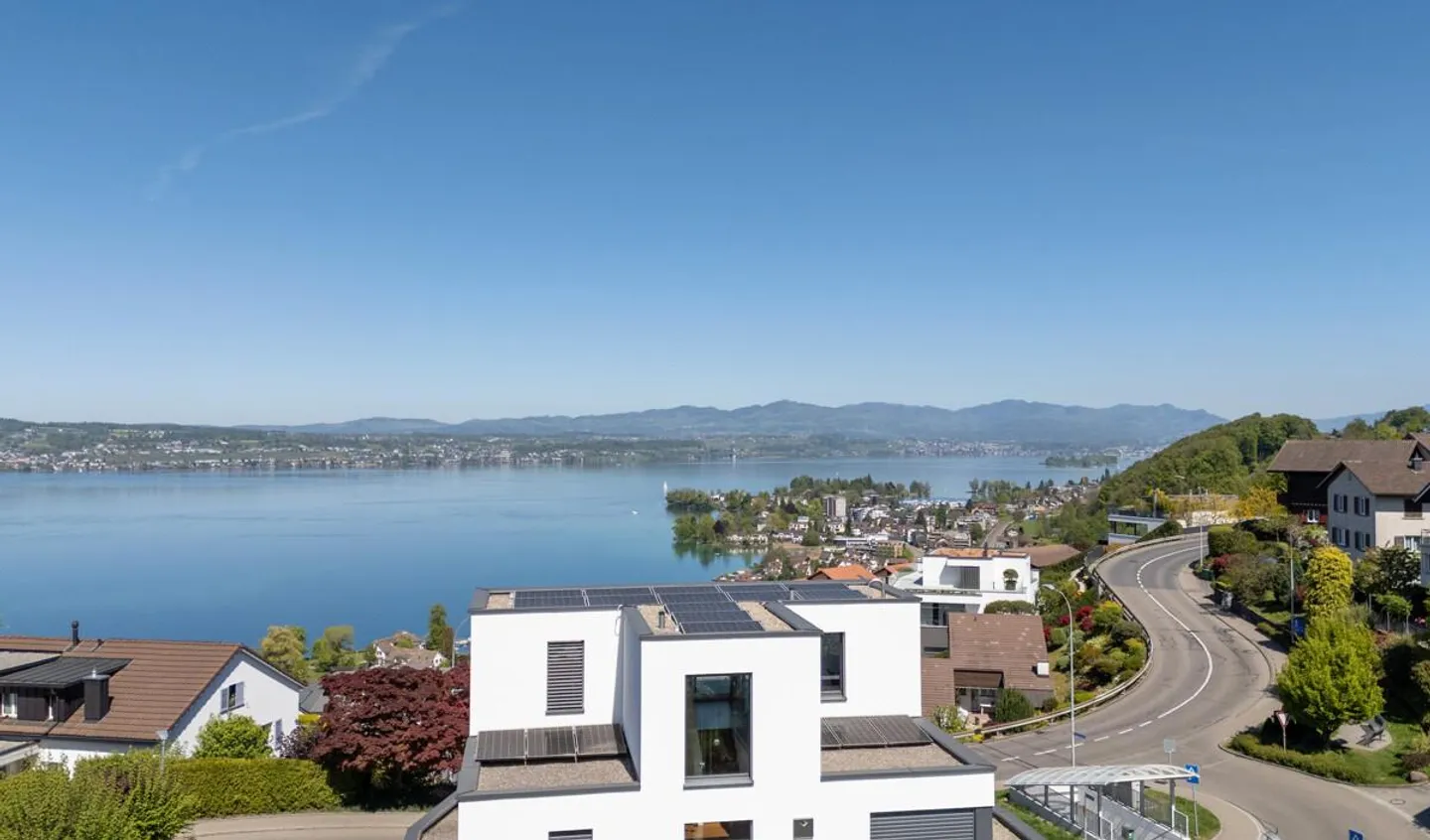 Wollerau: versatile two-family house in a sought-after location - Photo 2 of 5