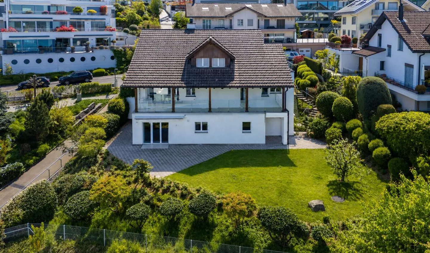 Wollerau: versatile two-family house in a sought-after location - Photo 3 of 5