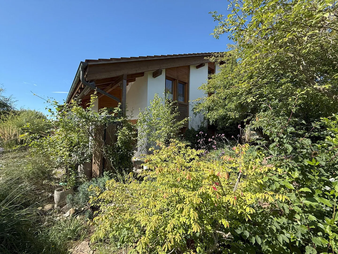 Ampia casa unifamiliare indipendente con meraviglioso giardino - Foto 2 di 17
