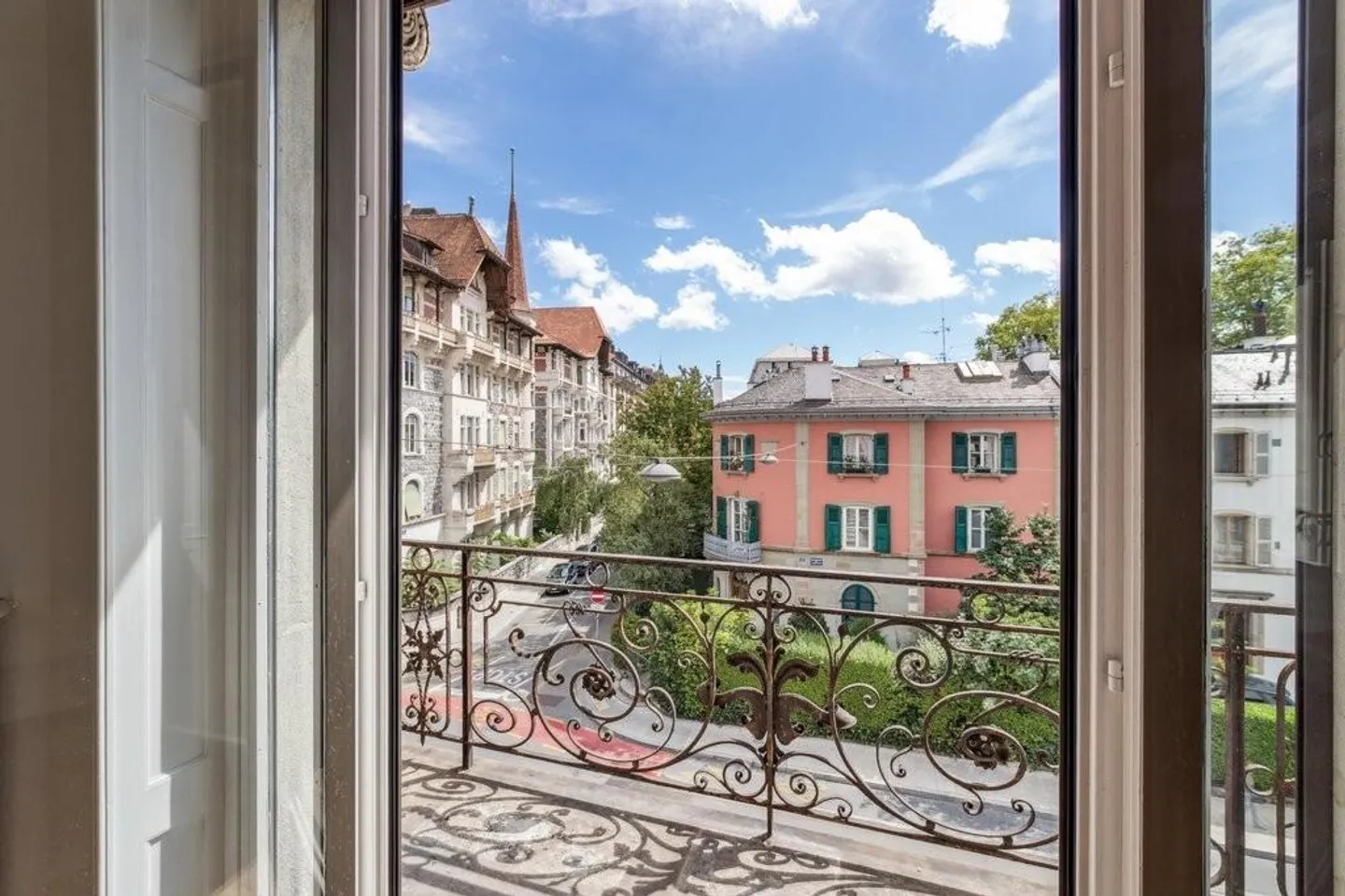 Splendid 8-room apartment near the Russian church - Photo 2 of 10