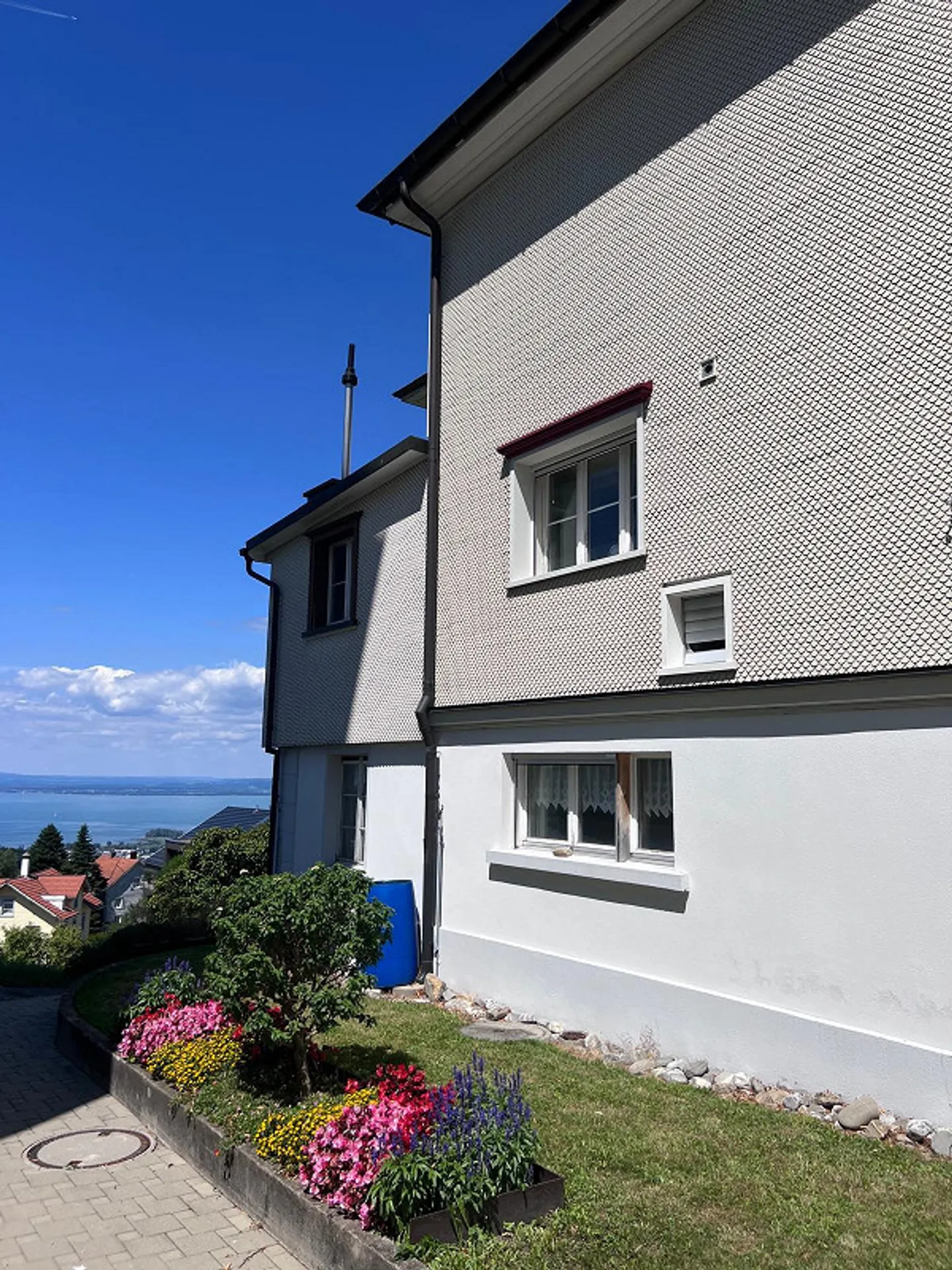 Appartement rénové de 2,5 pièces au centre du village - Photo 2 sur 5