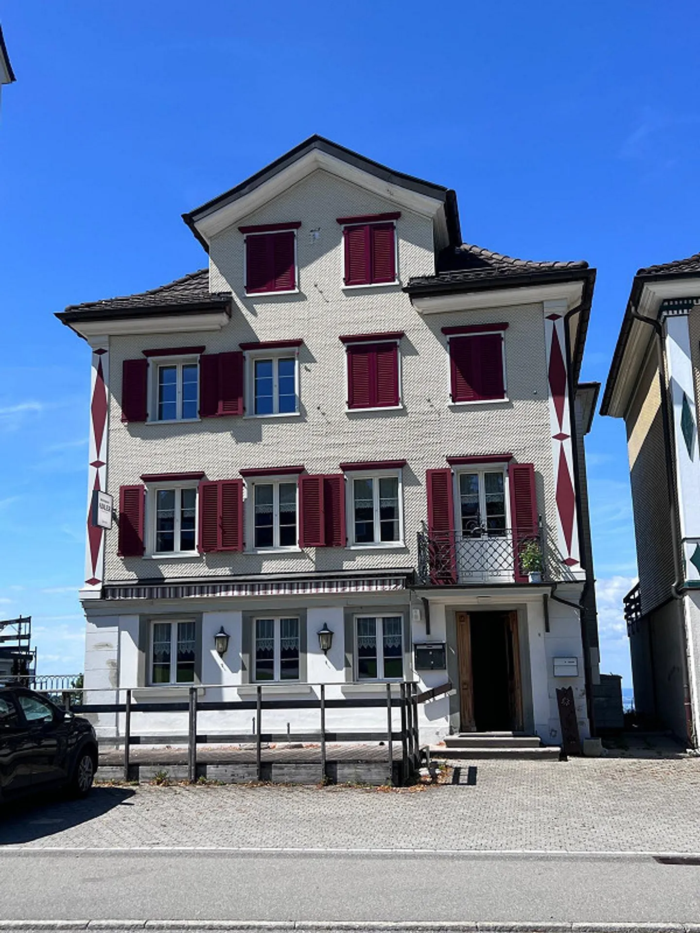 Appartement rénové de 2,5 pièces au centre du village - Photo 1 sur 5