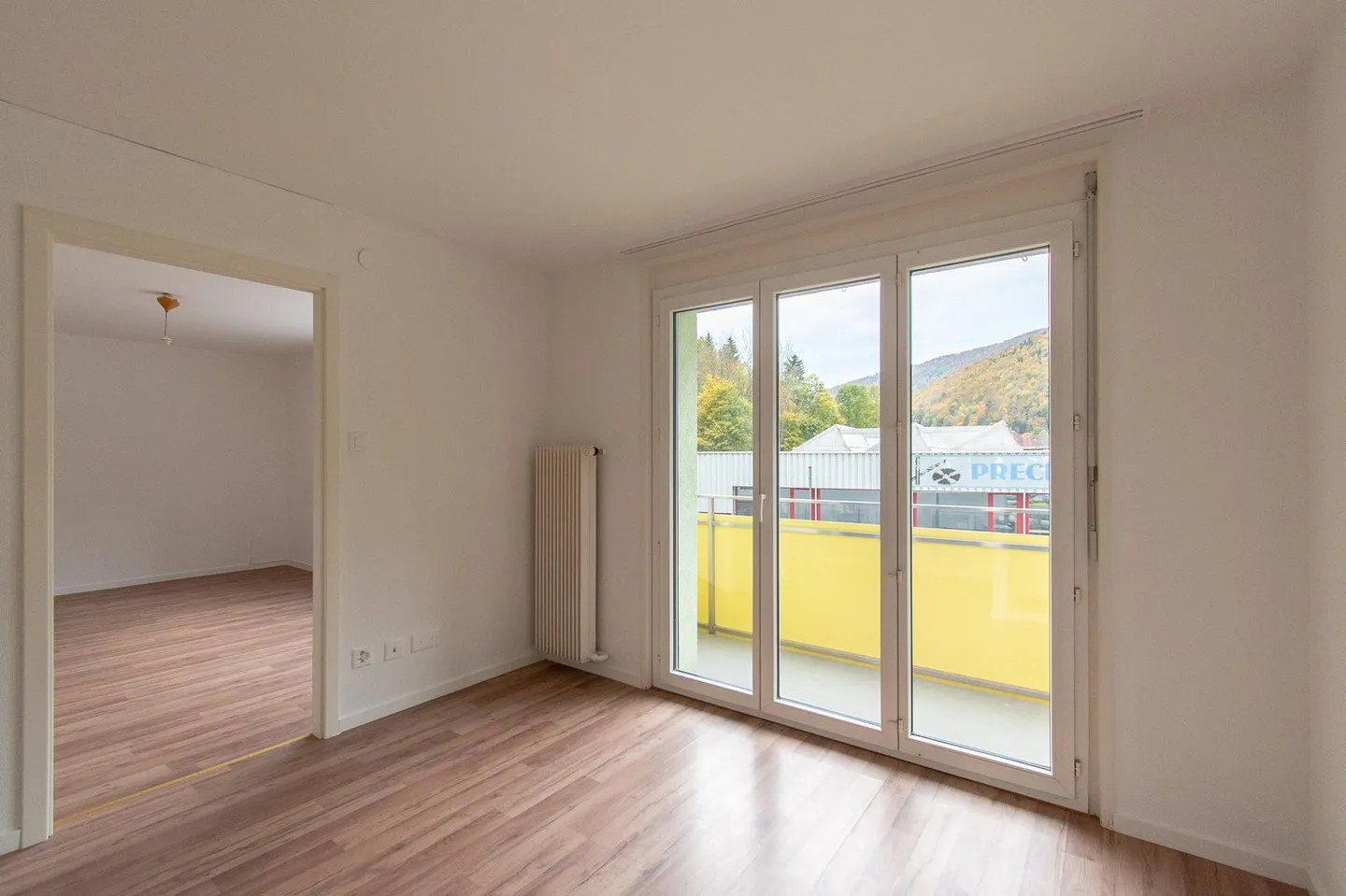 Renoviert und helles 3.5-Zimmer-Wohnung mit Balkon - Foto 2 von 12