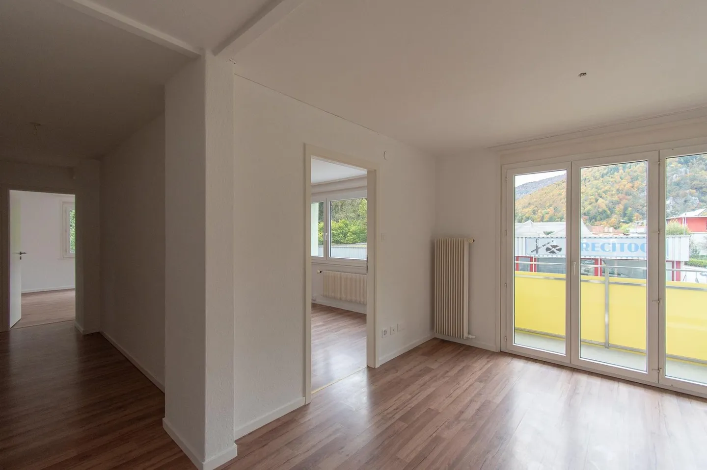 Renoviert und helles 3.5-Zimmer-Wohnung mit Balkon - Foto 3 von 12