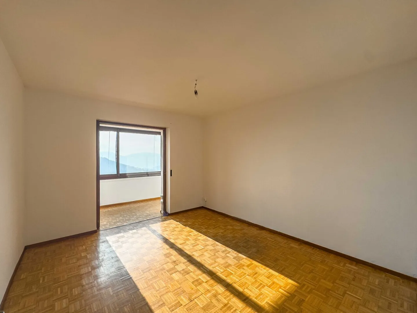 Großes Einfamilienhaus im Grünen in Aranno - Foto 5 von 12