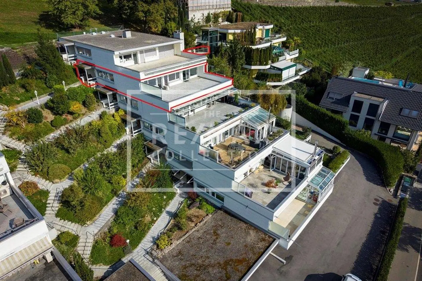 Appartement terrasse exclusif de 6,5 pièces avec vue imprenable et 5 places de garage ! - Photo 2 sur 13