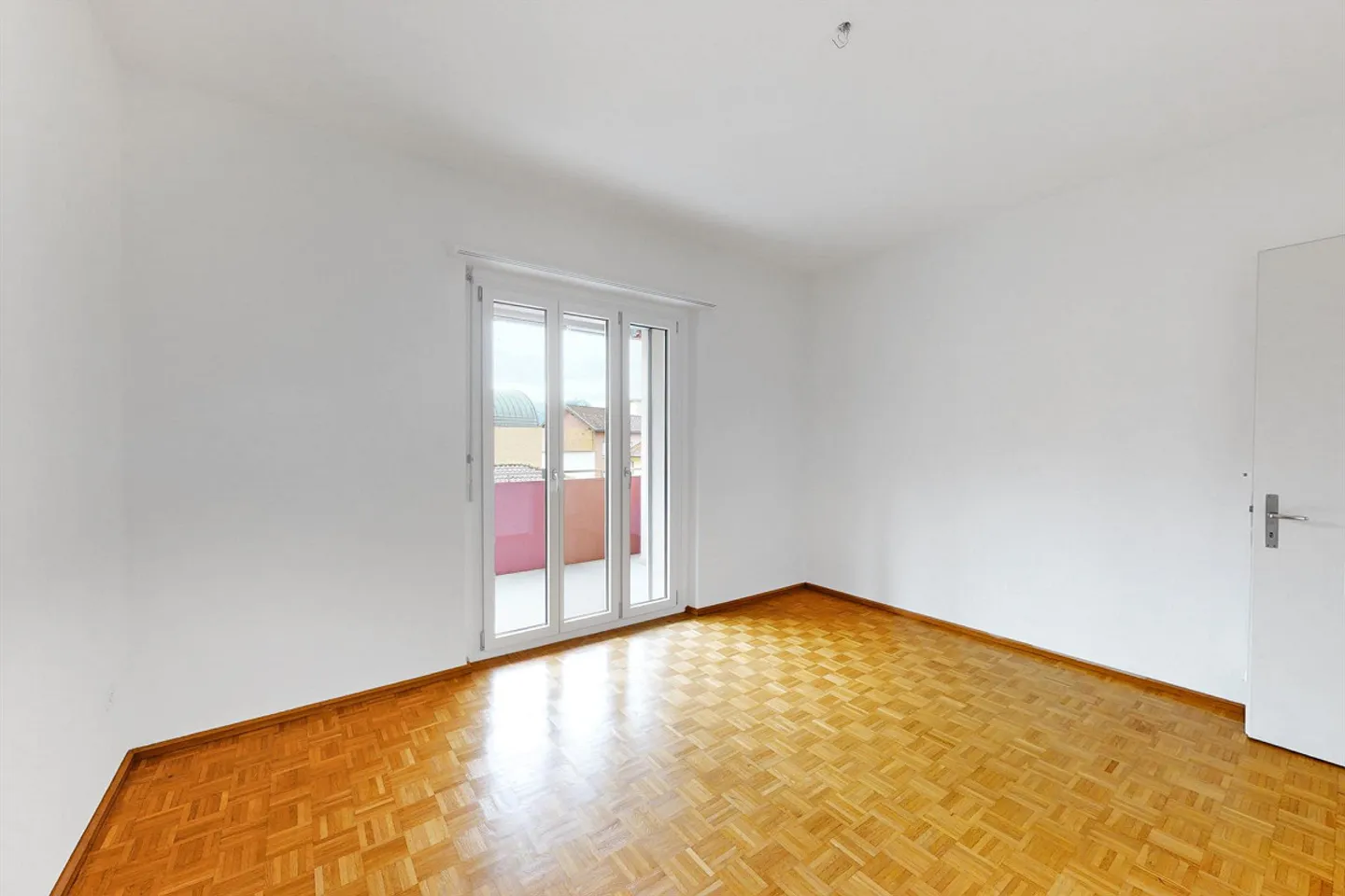 Elegant, bright and renovated with castle view - Photo 4 of 8