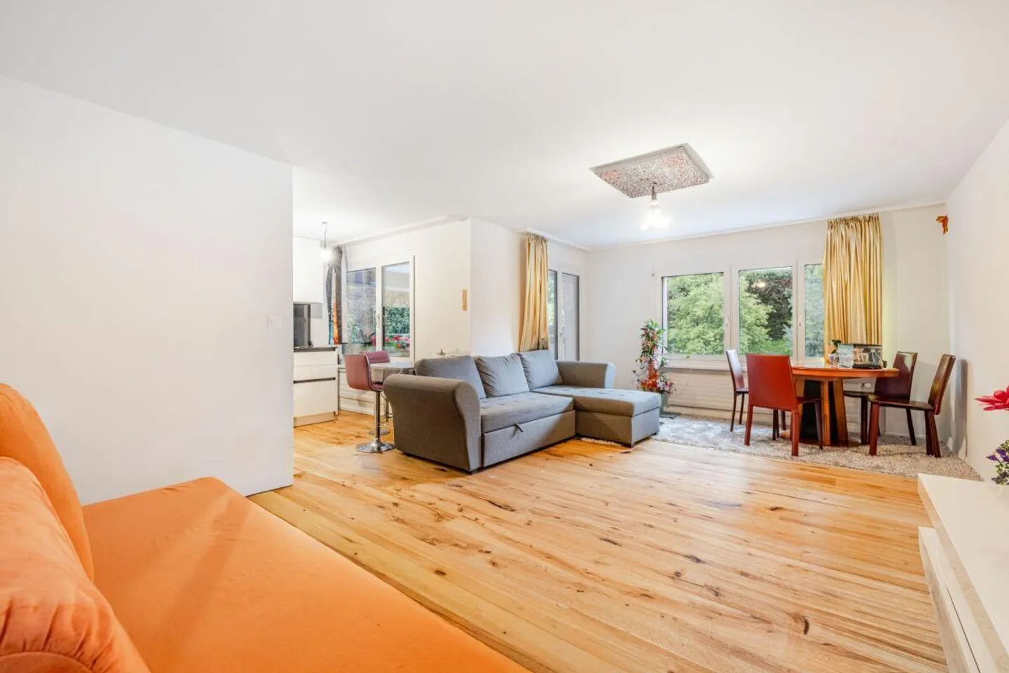 Appartement 3.5 pièces entièrement rénové avec ambiance lumineuse et plan d'étage bien pensé - Photo 3 sur 9