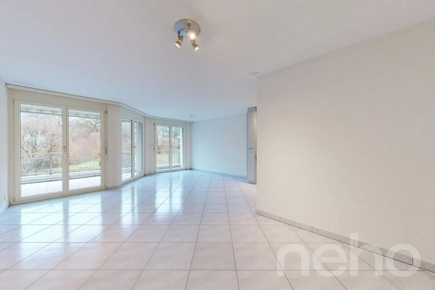 Luminoso appartamento di 3,5 locali con balcone e bella vista - Foto 2 di 13
