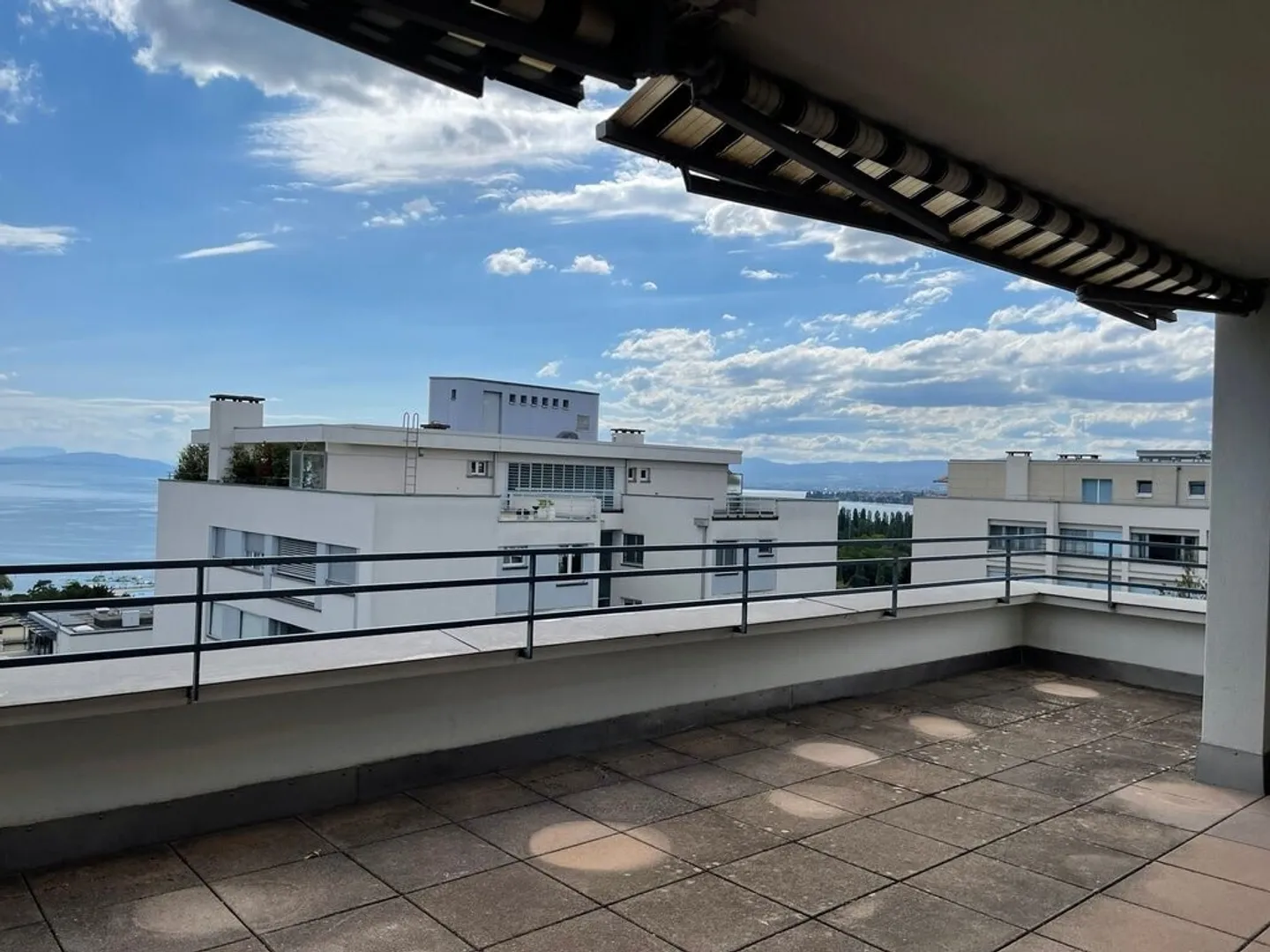 Nur einen Steinwurf vom See und vom Stadtzentrum entfernt. - Foto 2 von 3