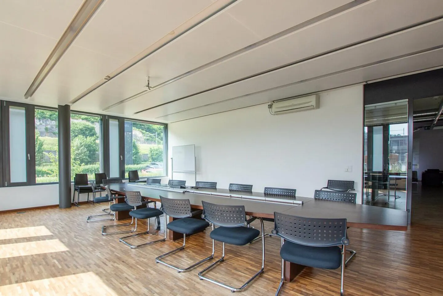 Well-equipped office floor with extensive amenities - Photo 4 of 8