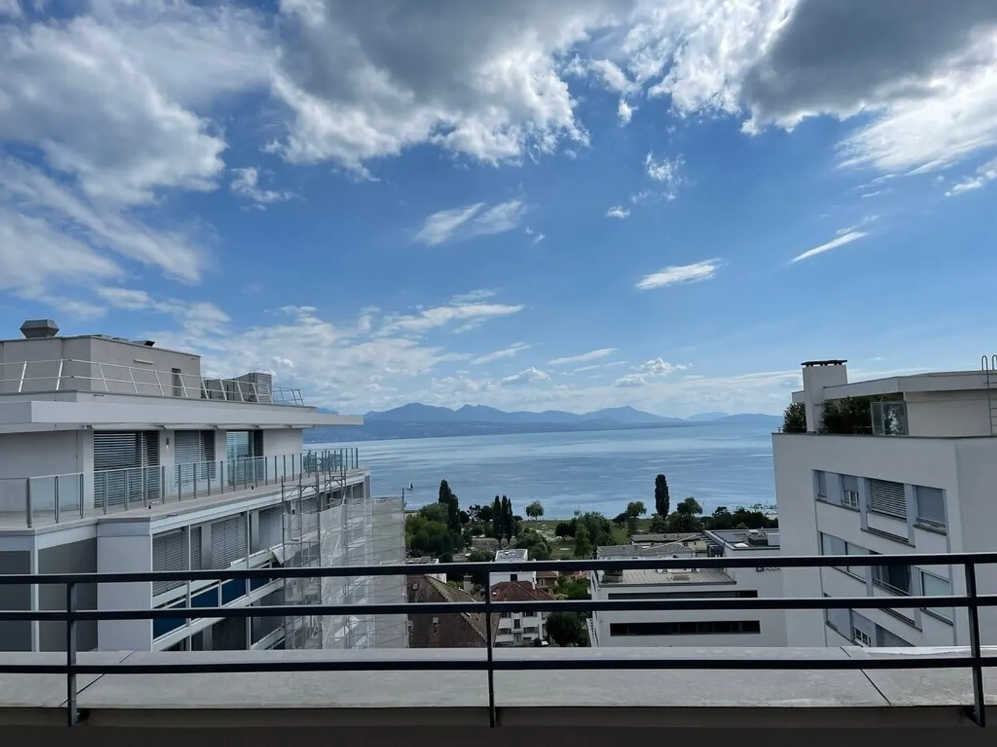 Nur einen Steinwurf vom See und vom Stadtzentrum entfernt. - Foto 3 von 3