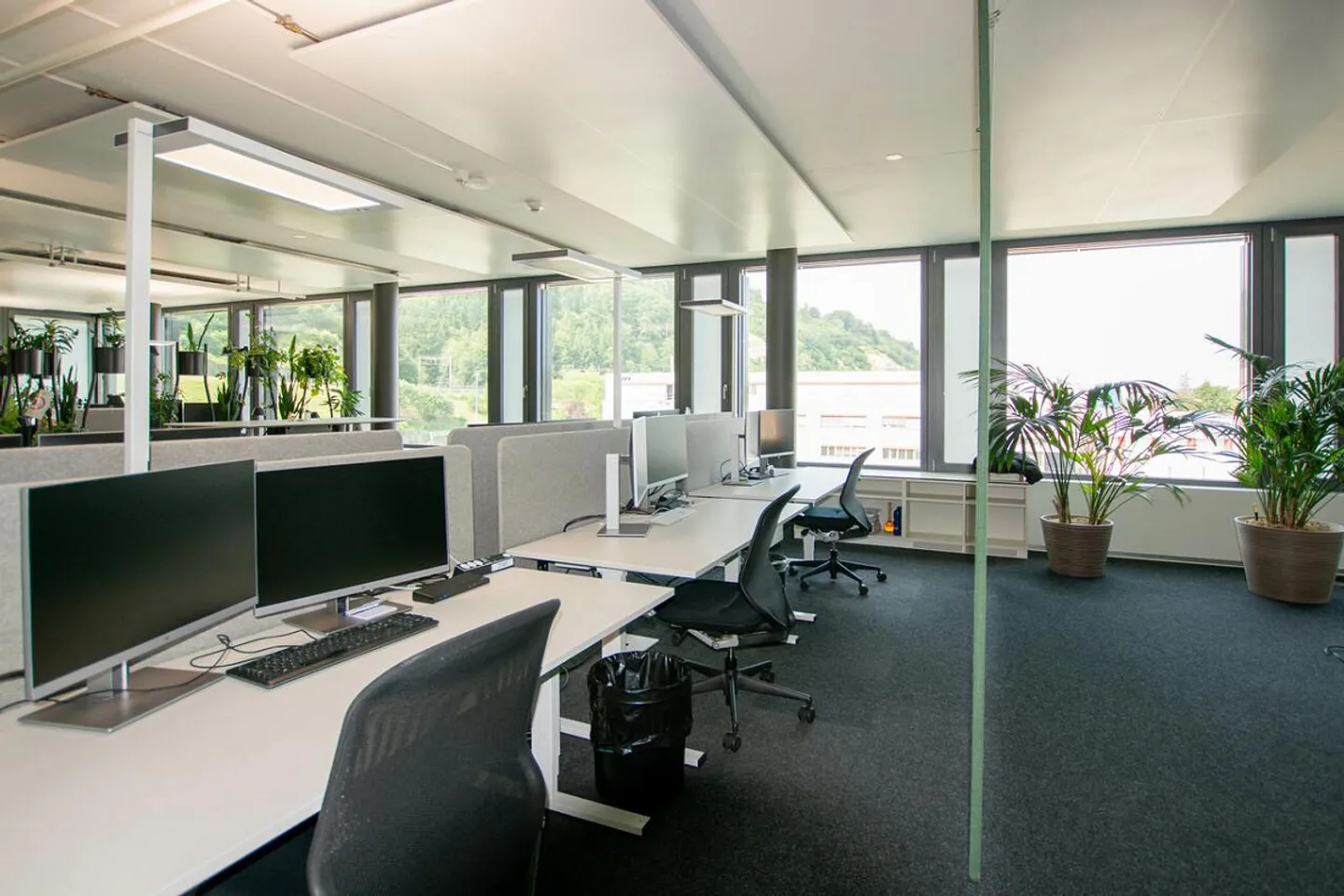 Well-equipped office floor with extensive amenities - Photo 5 of 8