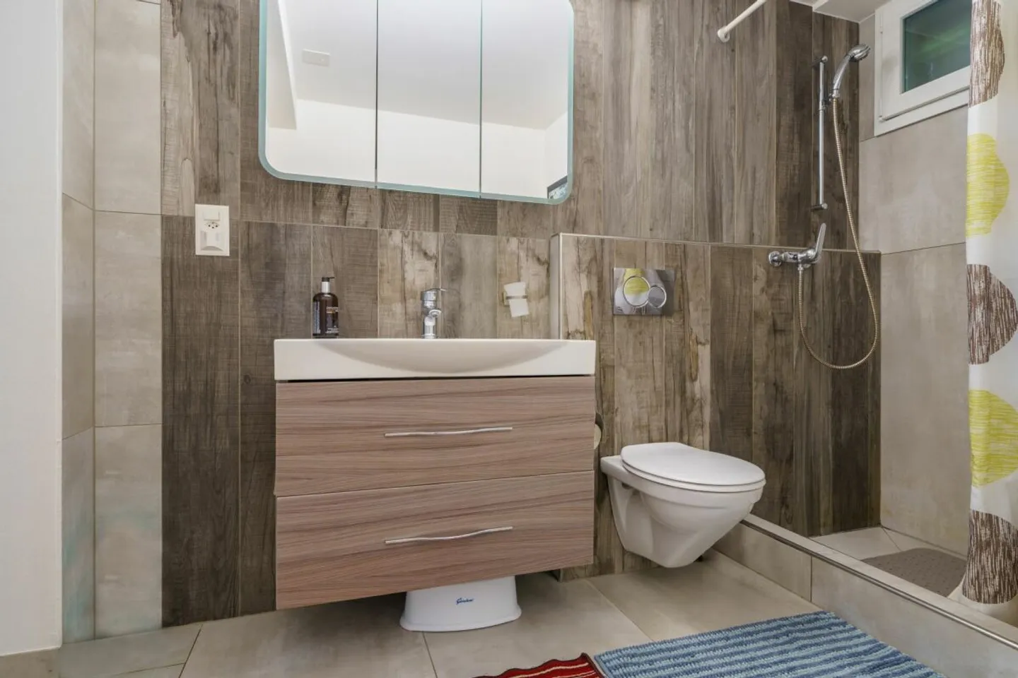 Single-family/Generational House in a Beautiful Residential Area - Photo 4 of 12