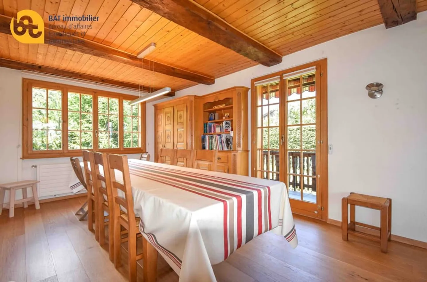 Location vacances - Magnifique chalet proche du Jardin des Neiges - Photo 3 sur 13