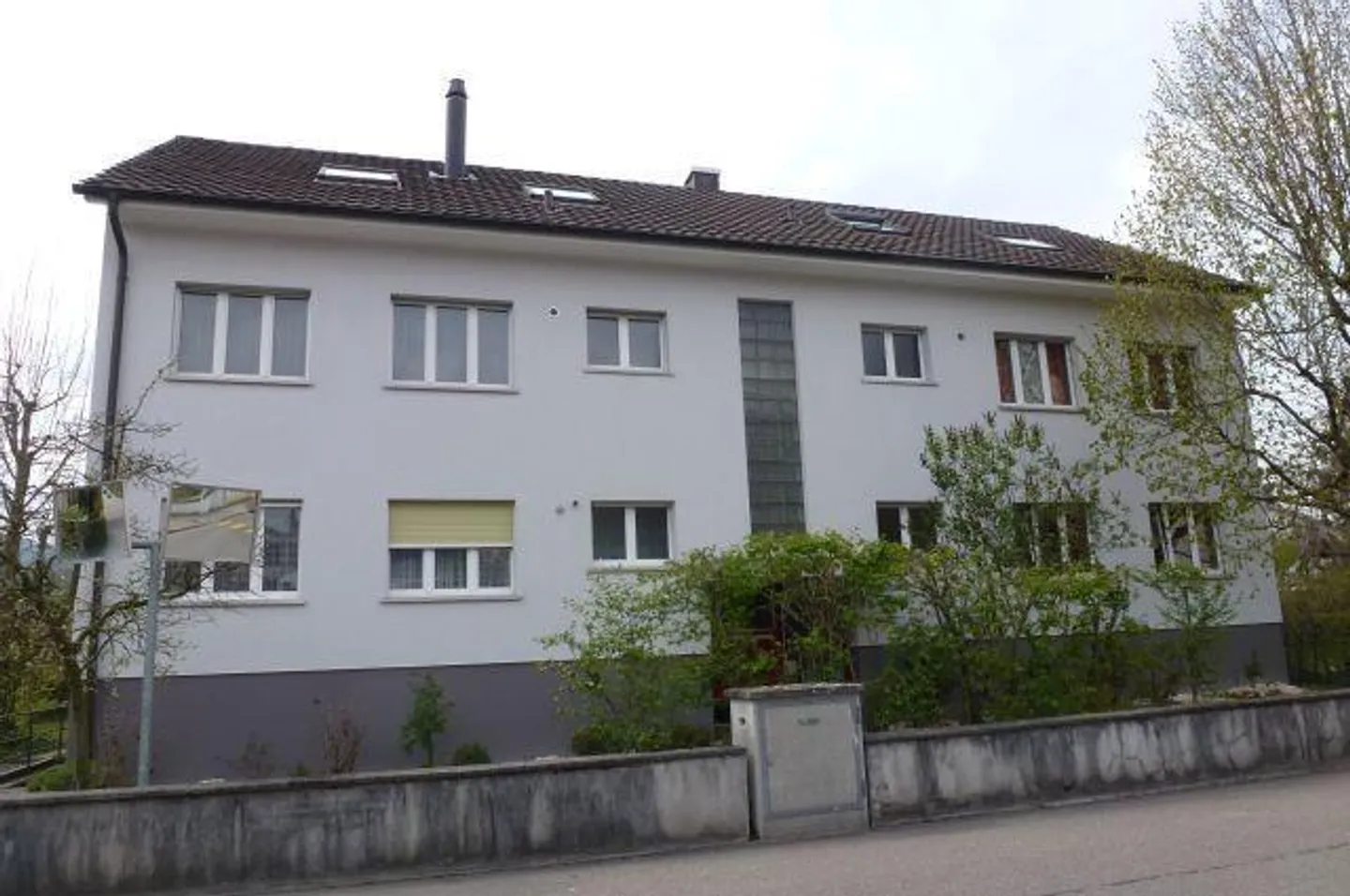 Appartement sous les combles de 2,5 pièces situé au calme à Aesch - Photo 1 sur 6