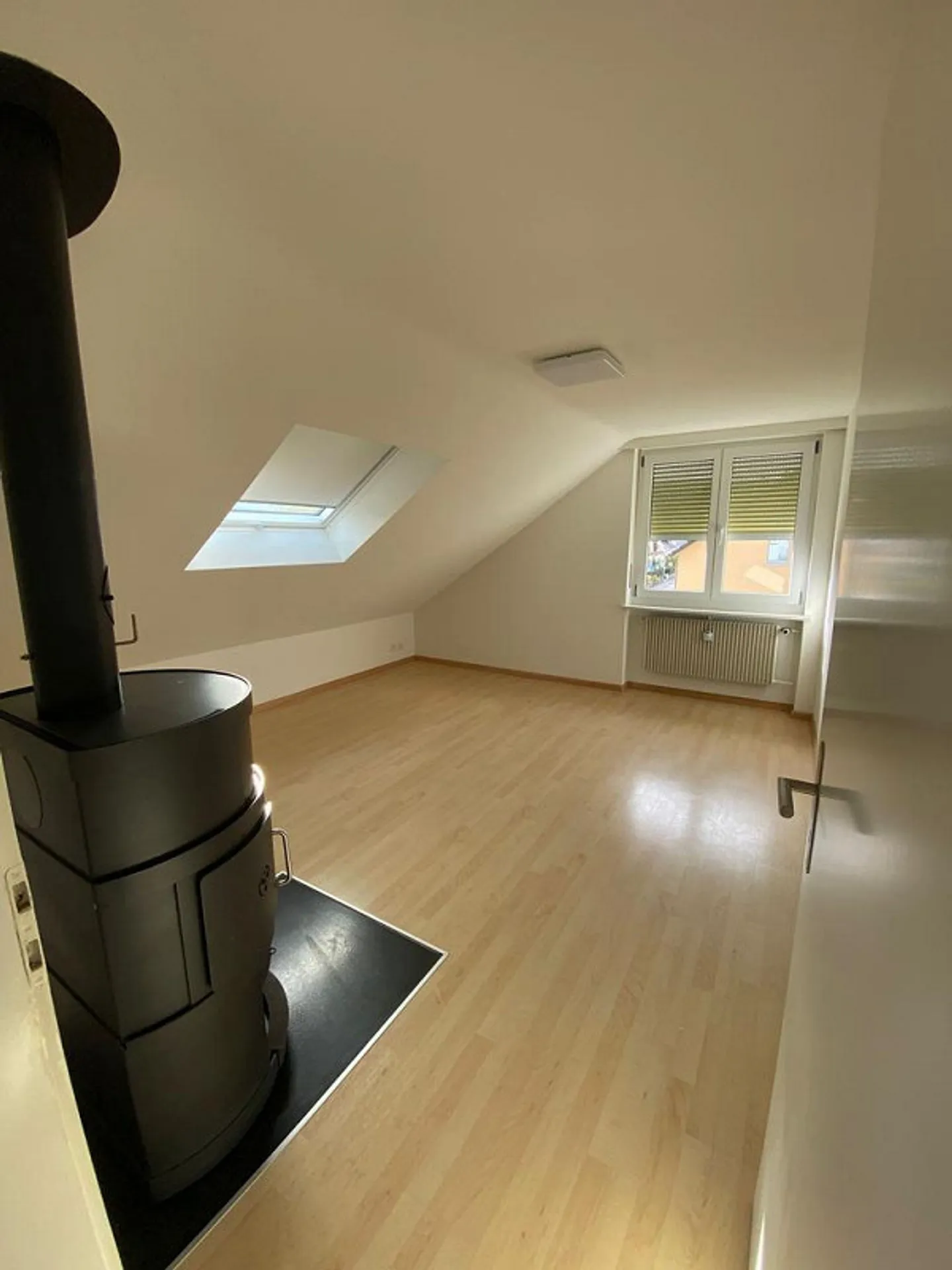 Appartement sous les combles de 2,5 pièces situé au calme à Aesch - Photo 2 sur 6
