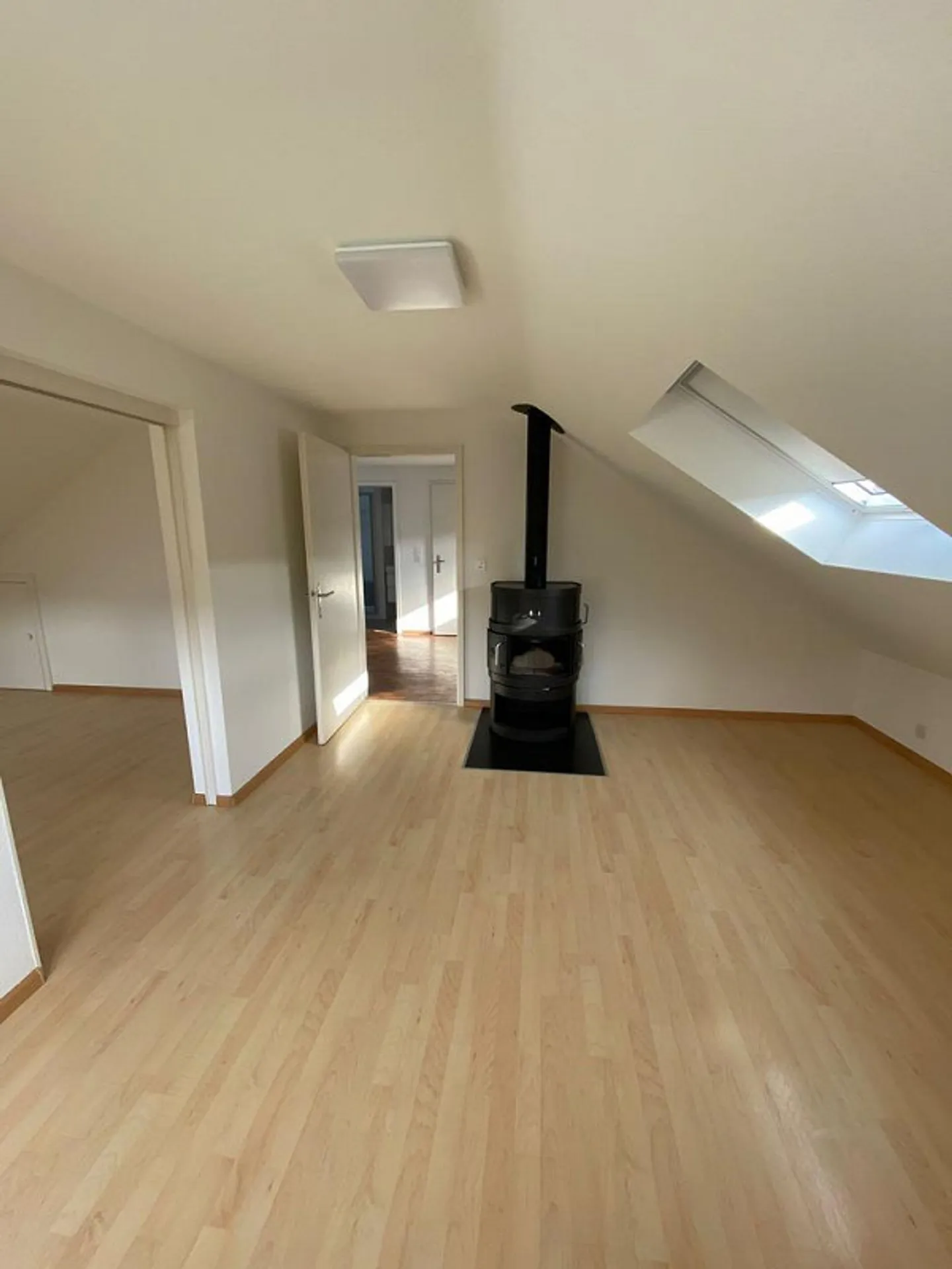 Appartement sous les combles de 2,5 pièces situé au calme à Aesch - Photo 3 sur 6