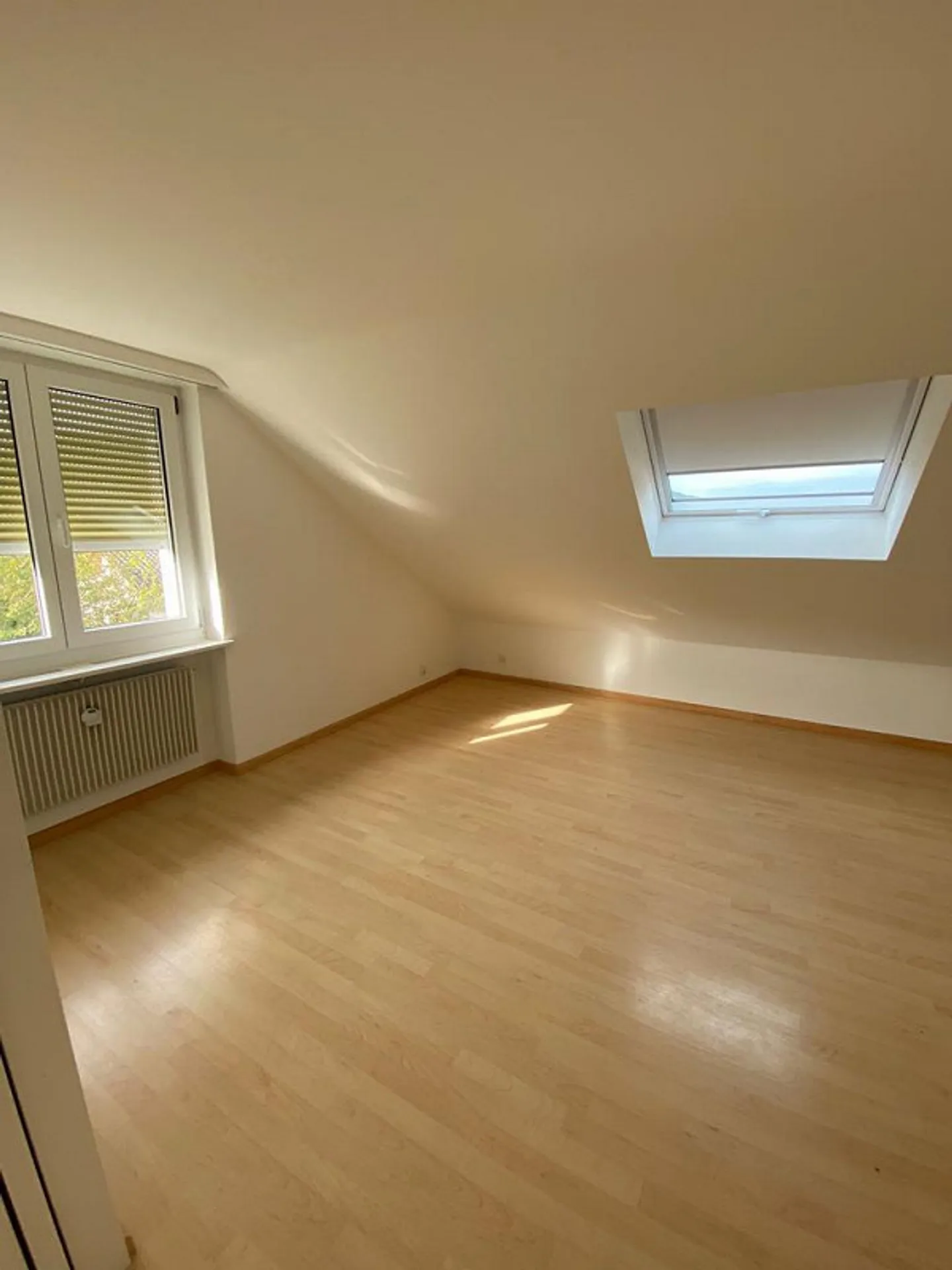 Appartement sous les combles de 2,5 pièces situé au calme à Aesch - Photo 4 sur 6