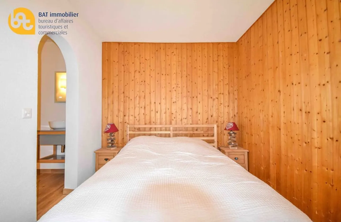 Location vacances - Magnifique chalet proche du Jardin des Neiges - Photo 5 sur 13