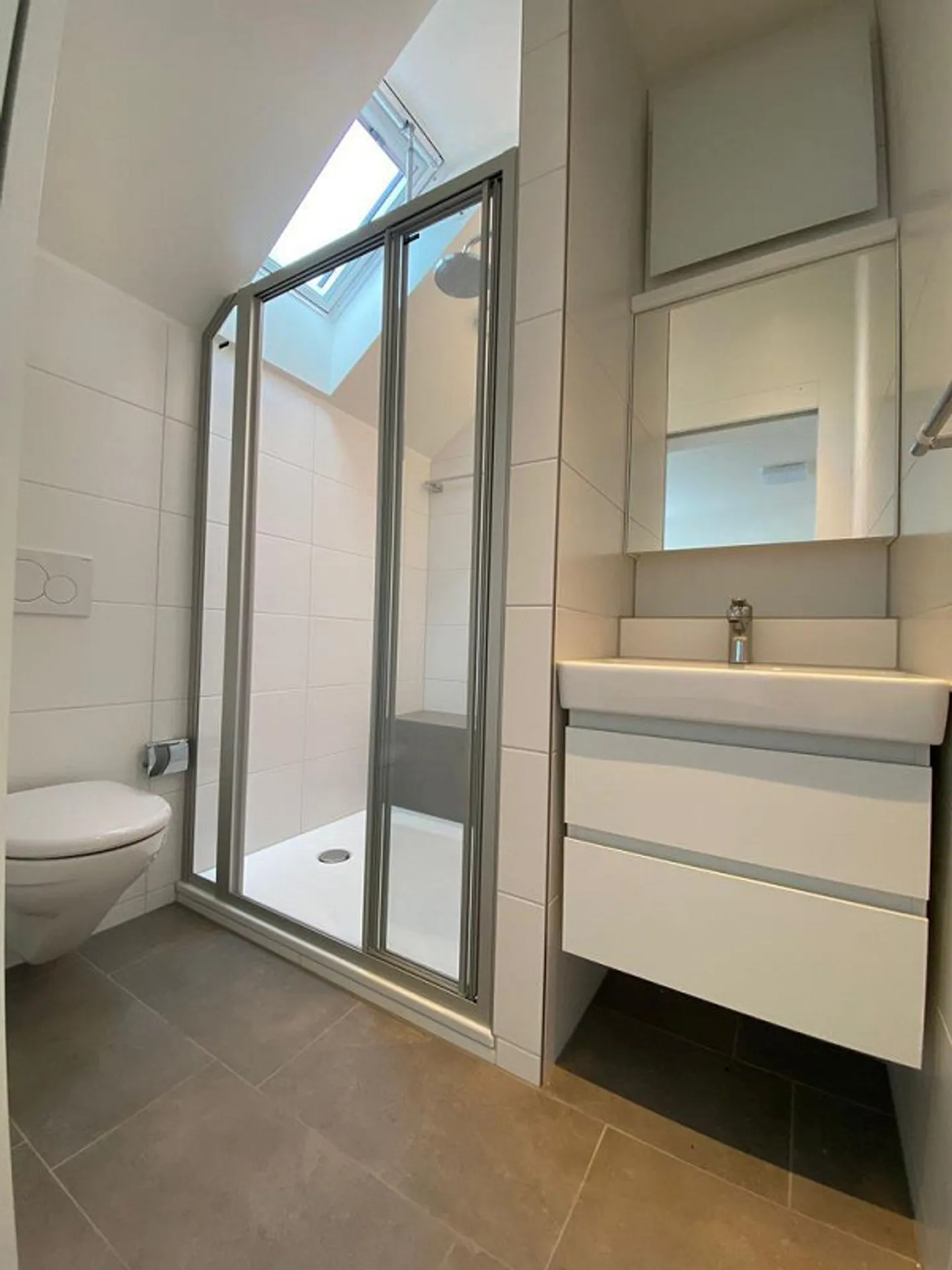 Appartement sous les combles de 2,5 pièces situé au calme à Aesch - Photo 5 sur 6