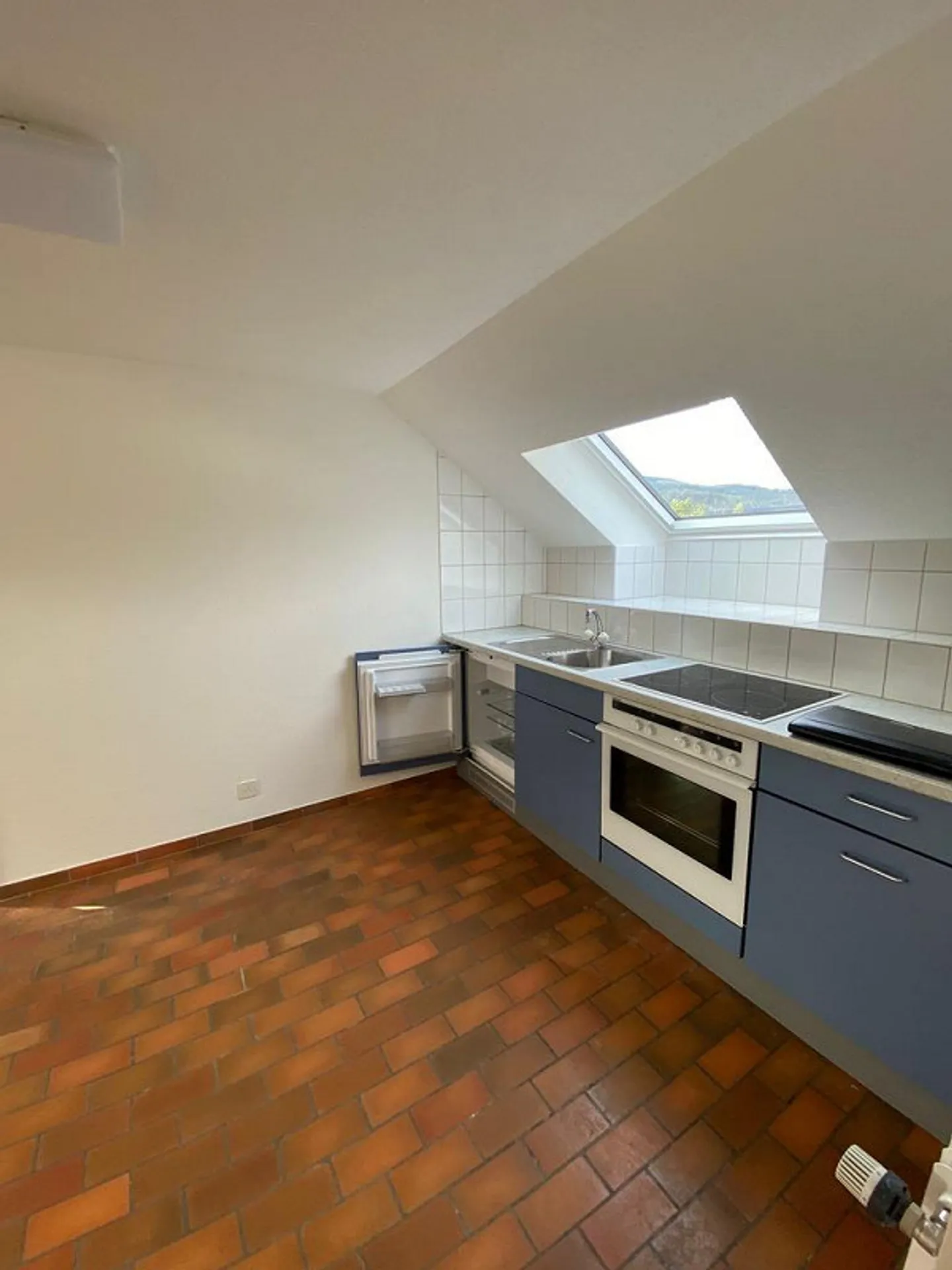 Appartement sous les combles de 2,5 pièces situé au calme à Aesch - Photo 6 sur 6
