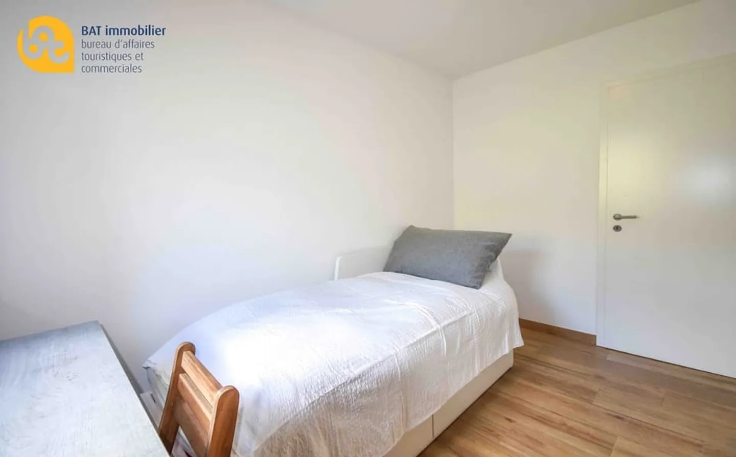 Location vacances - Magnifique chalet proche du Jardin des Neiges - Photo 7 sur 13