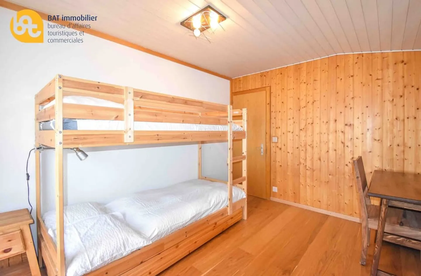 Location vacances - Magnifique chalet proche du Jardin des Neiges - Photo 9 sur 13