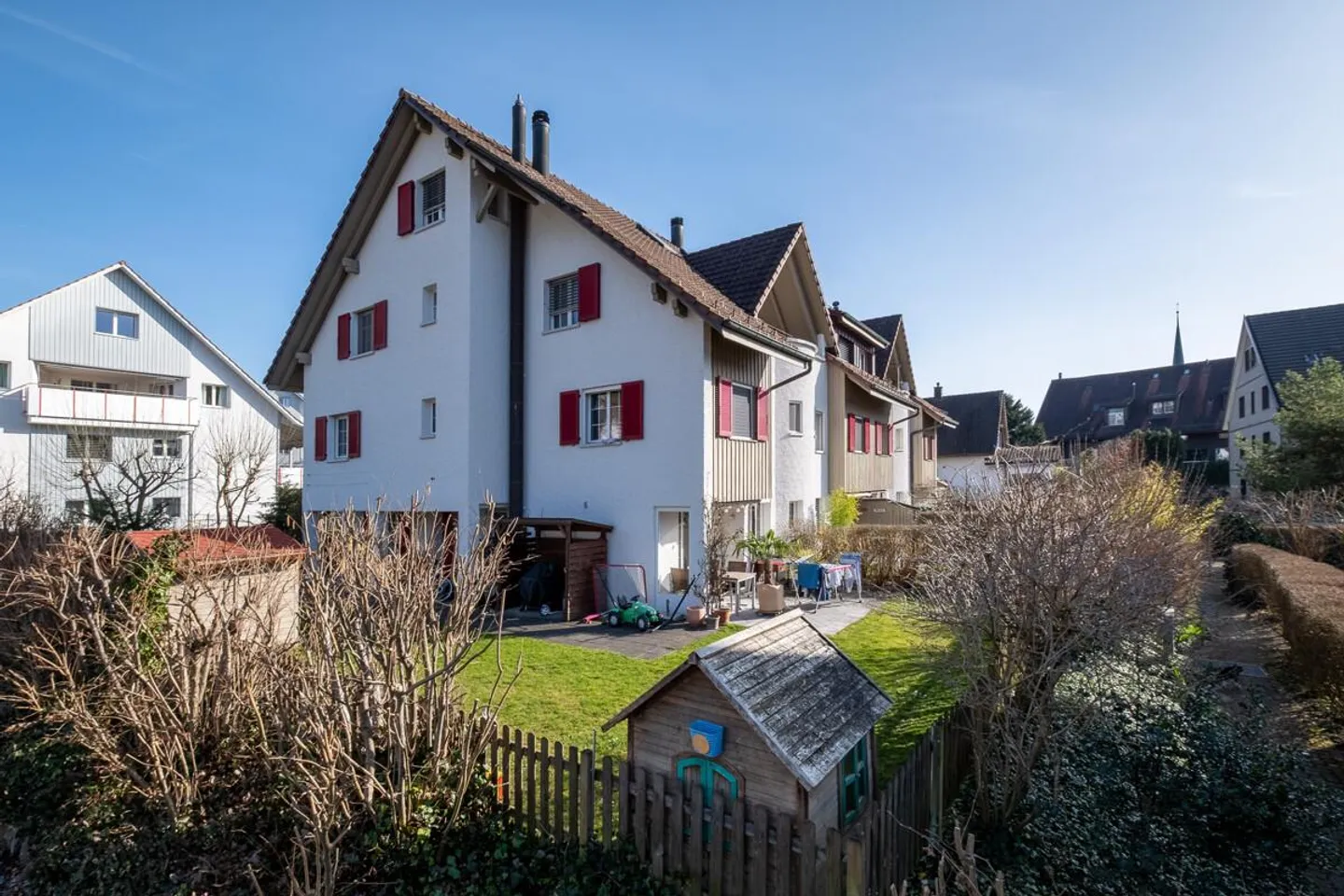 Quiet neighborhood with garden bed and pleasant living atmosphere - Photo 1 of 13