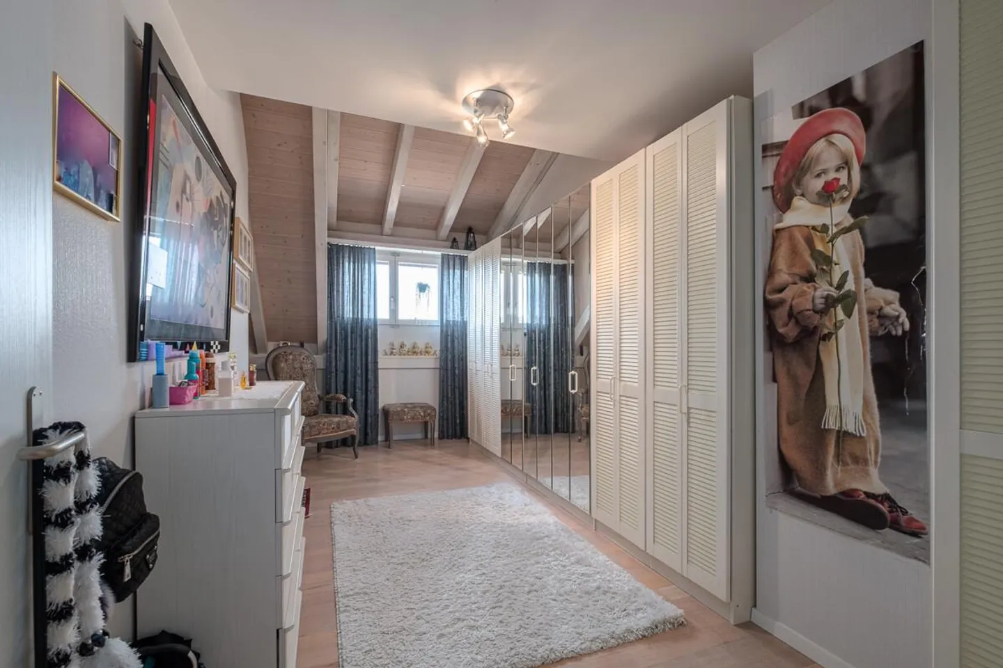 Quiet neighborhood with garden bed and pleasant living atmosphere - Photo 5 of 13